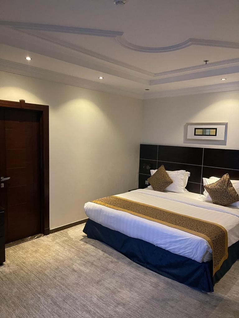 Deluxe One-Bedroom Apartment