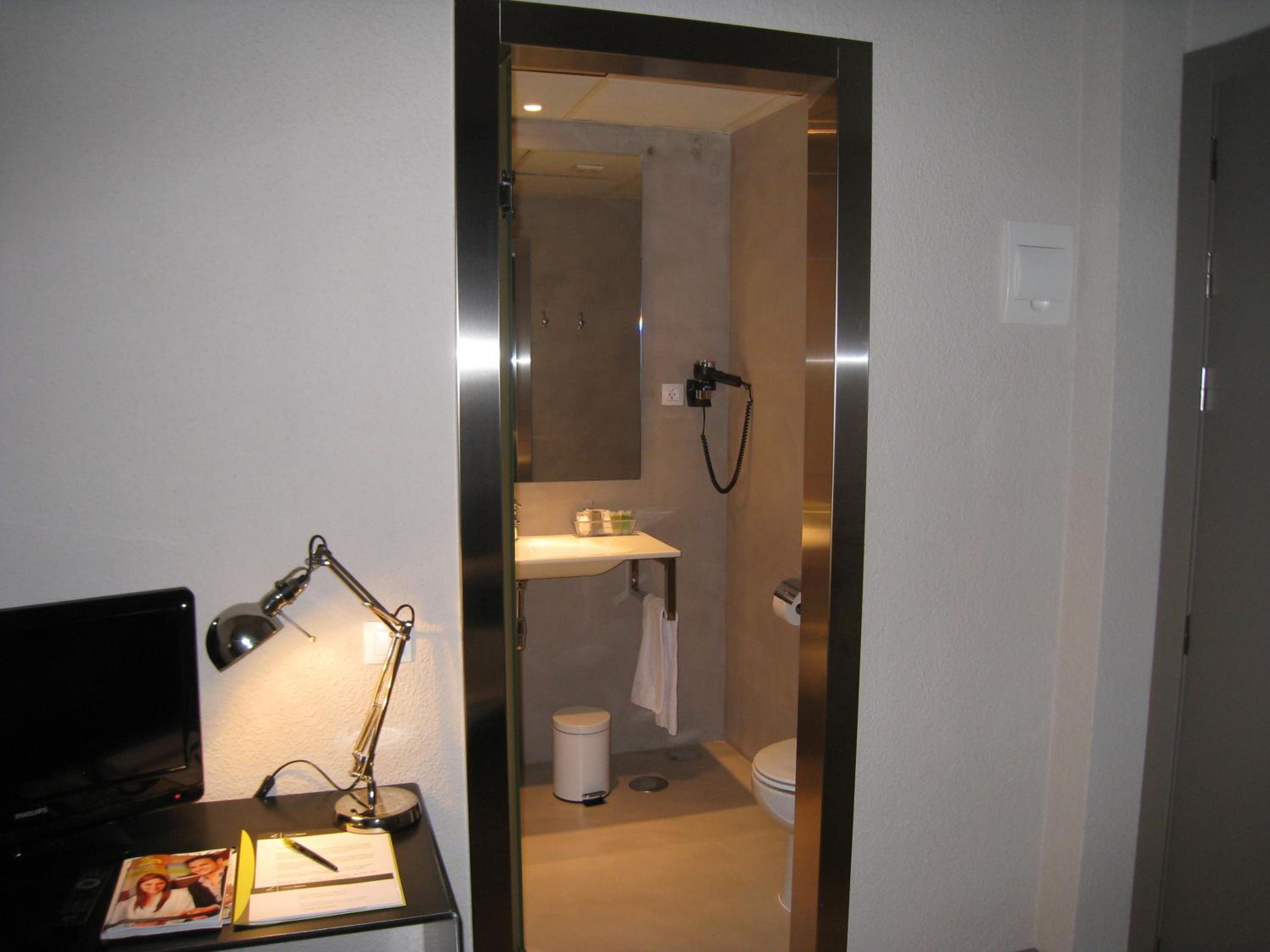 Economy Double Room - Photo 11