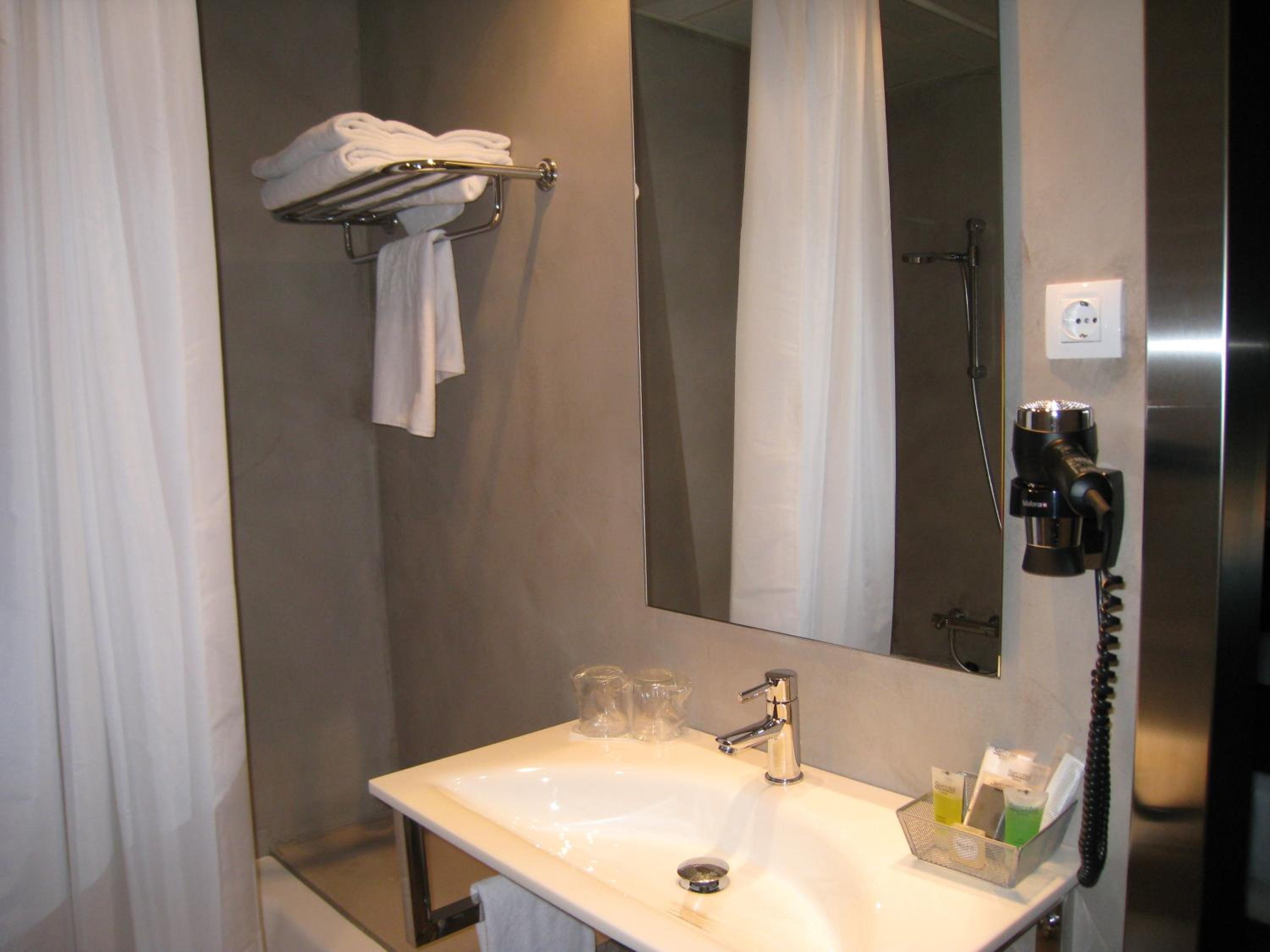 Twin Room - Photo 2