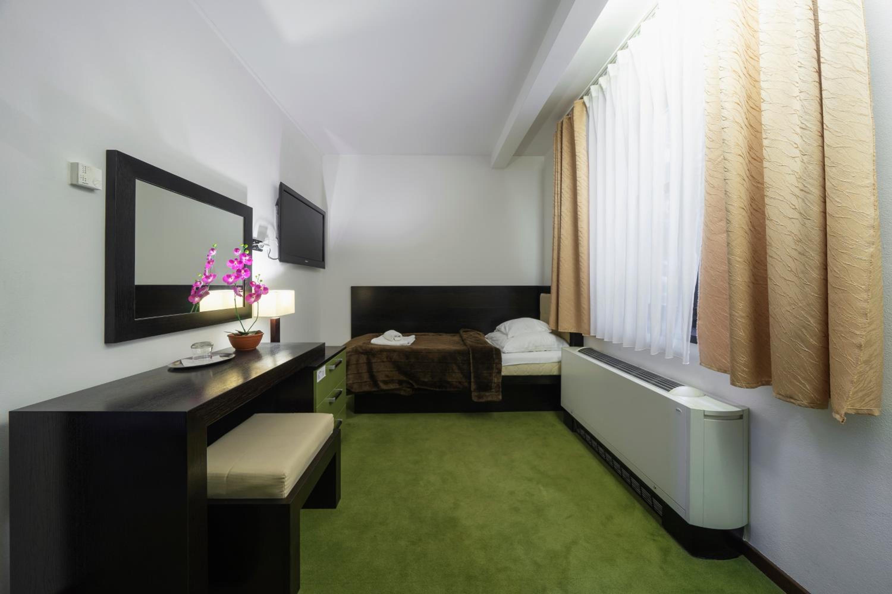 Single Room - Disability Access photo 3