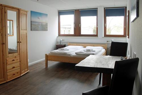 Standard Twin Room - Photo 1