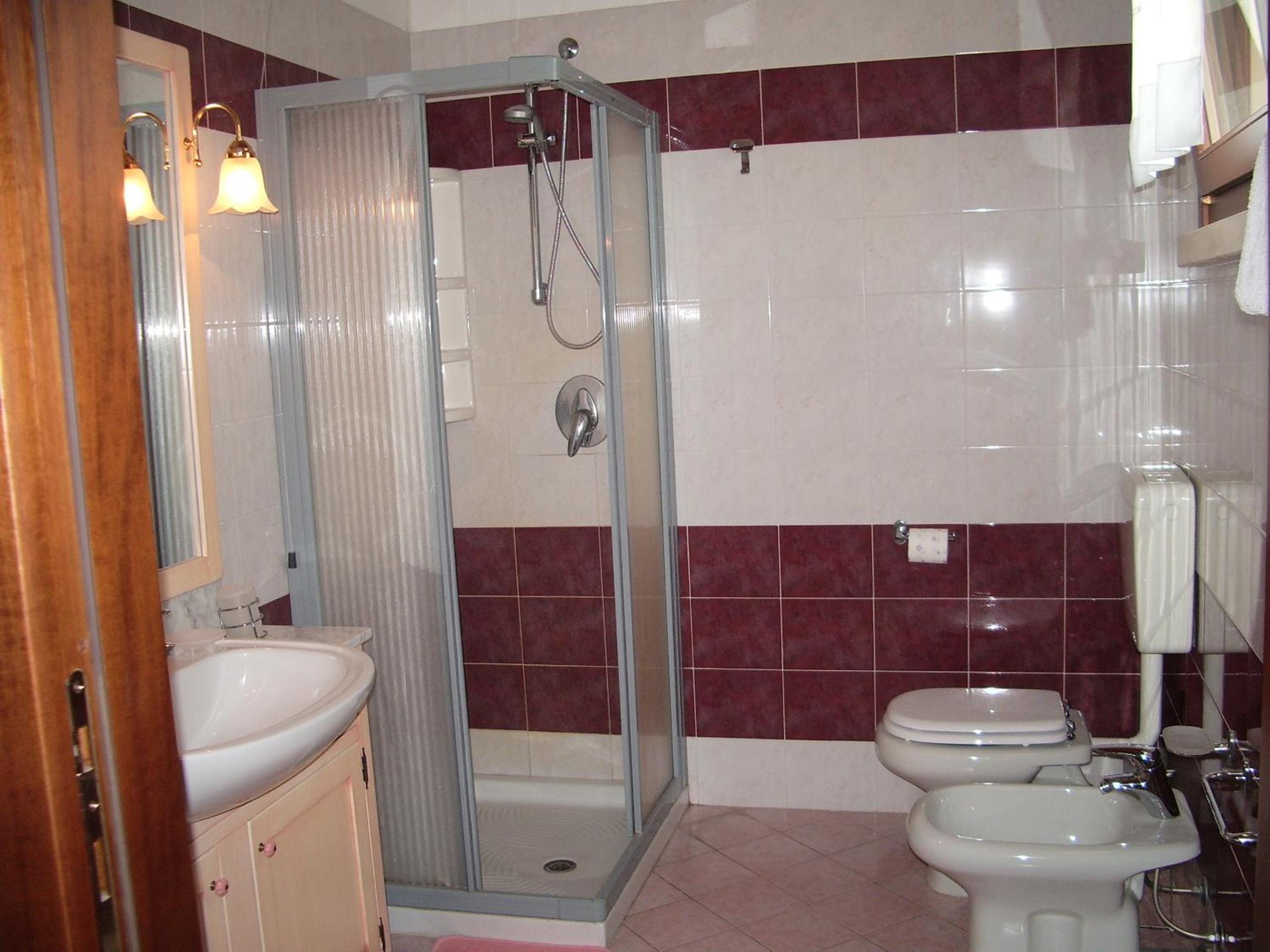 Double or Twin Room with Bathroom - Photo 9