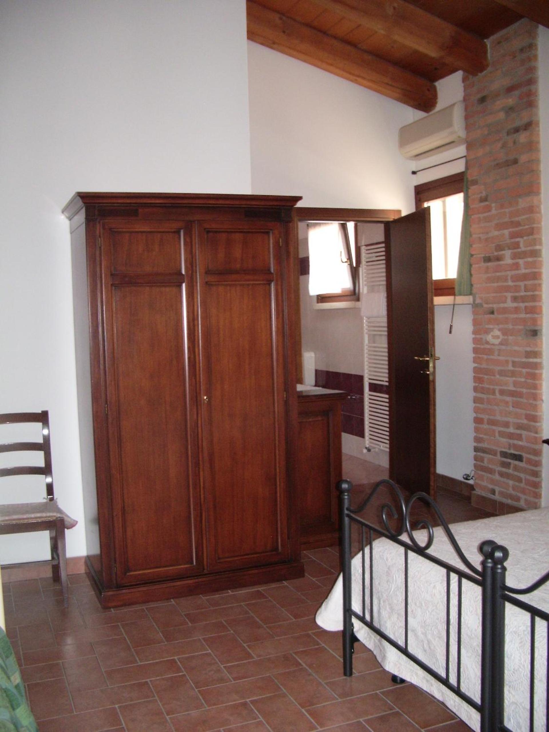 Double or Twin Room with Bathroom - Photo 8