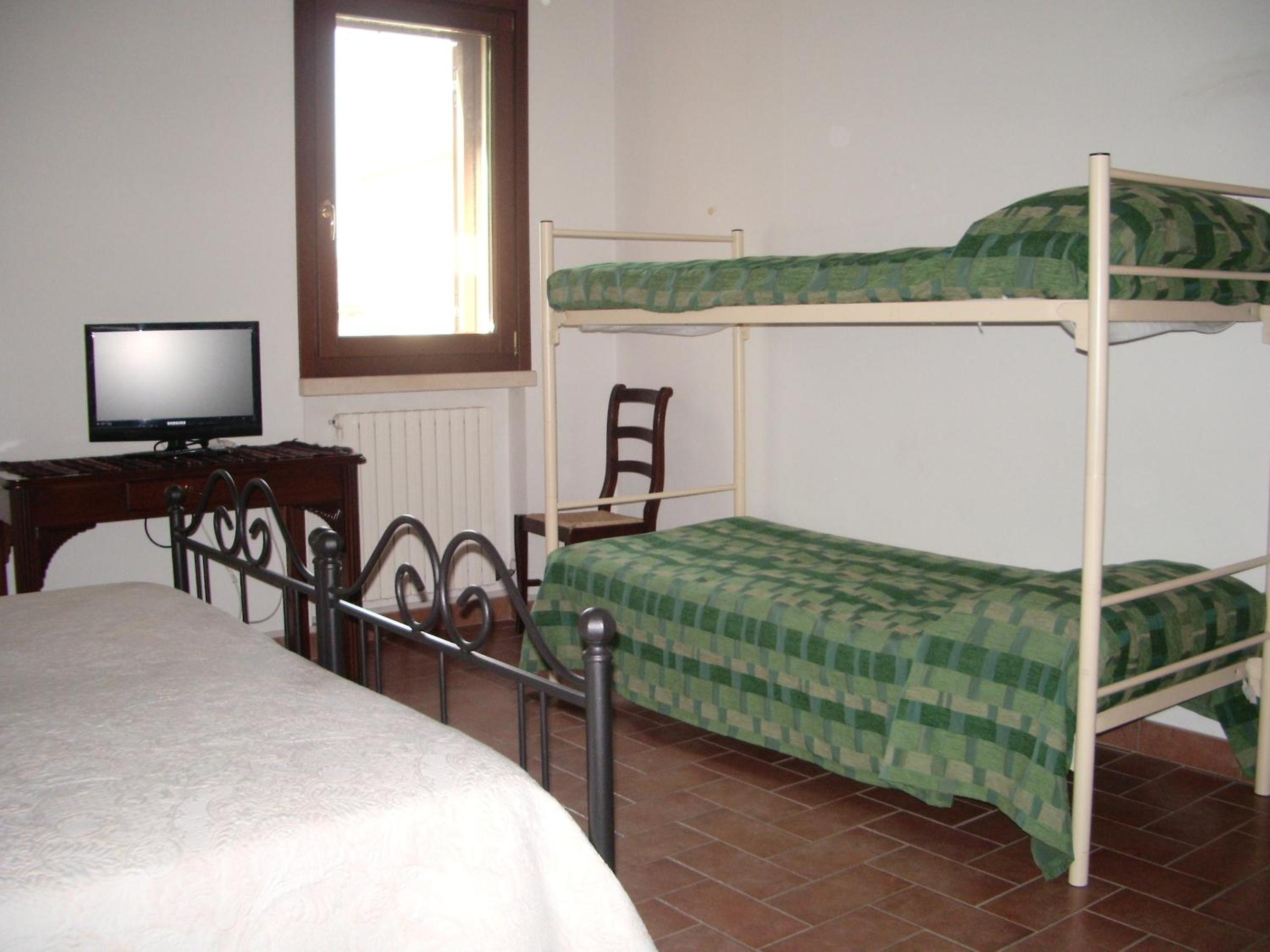 Double or Twin Room with Bathroom - Photo 5