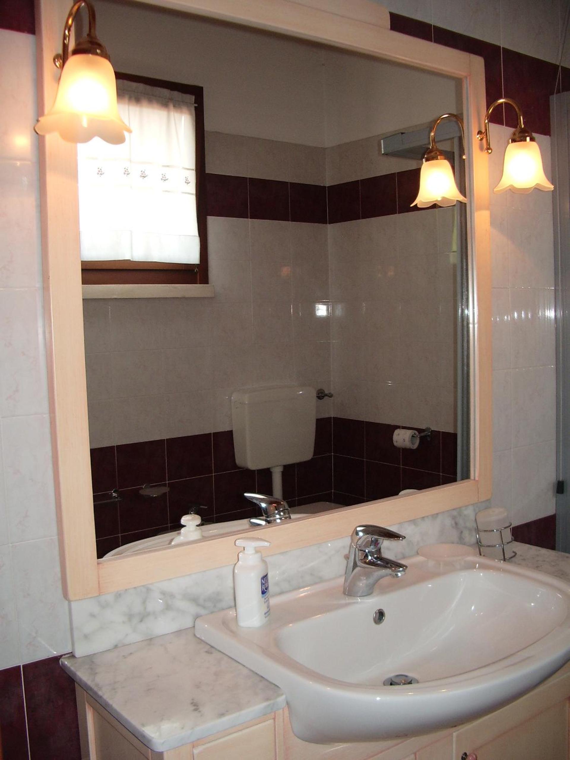 Double or Twin Room with Bathroom - Photo 2
