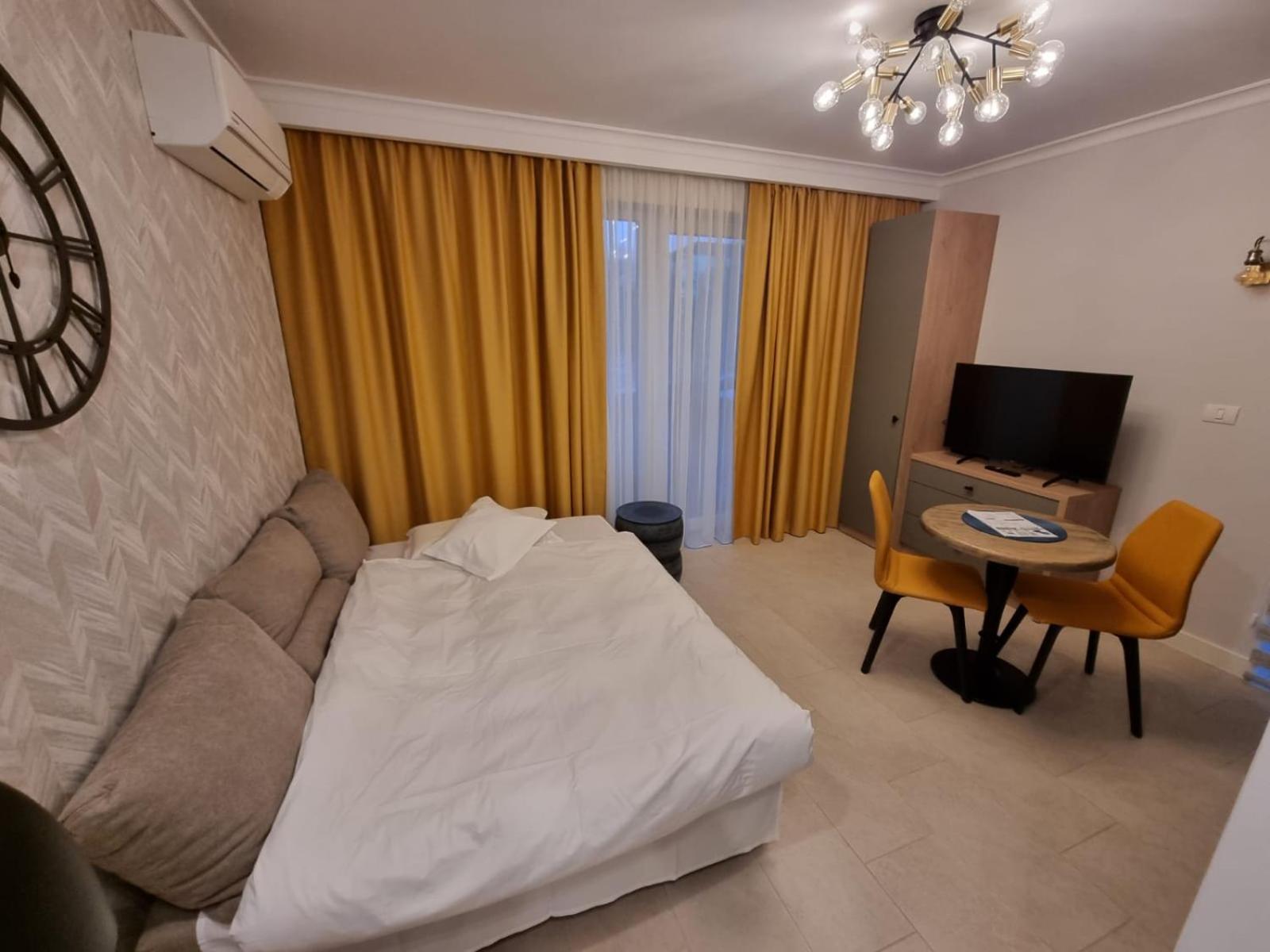 Studio Apartment with Balcony - Photo 2