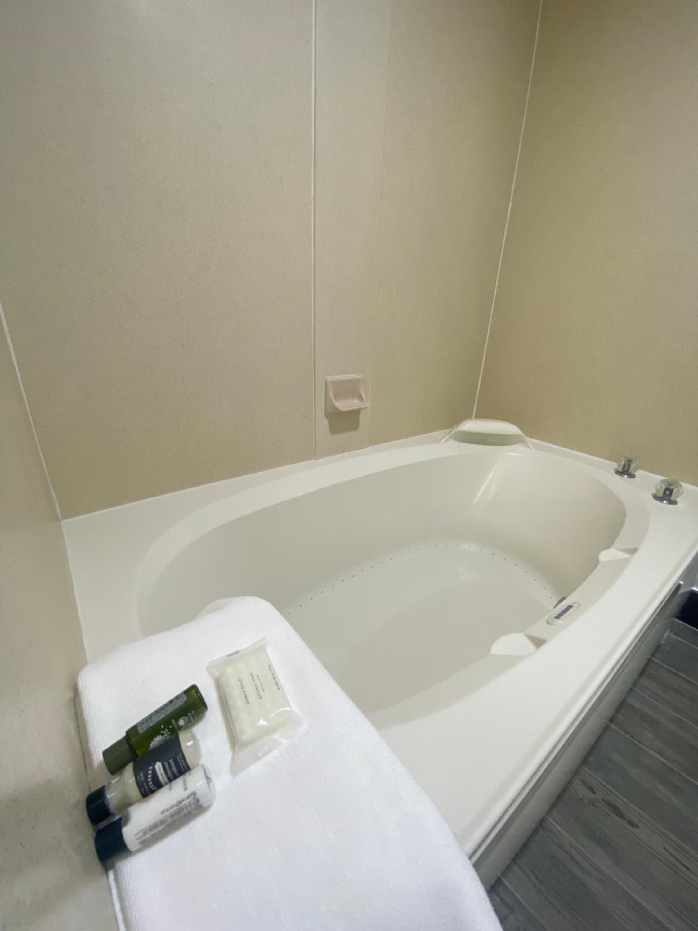 Queen Suite with Two Queen Beds and Whirlpool - Non Smoking - Photo 3