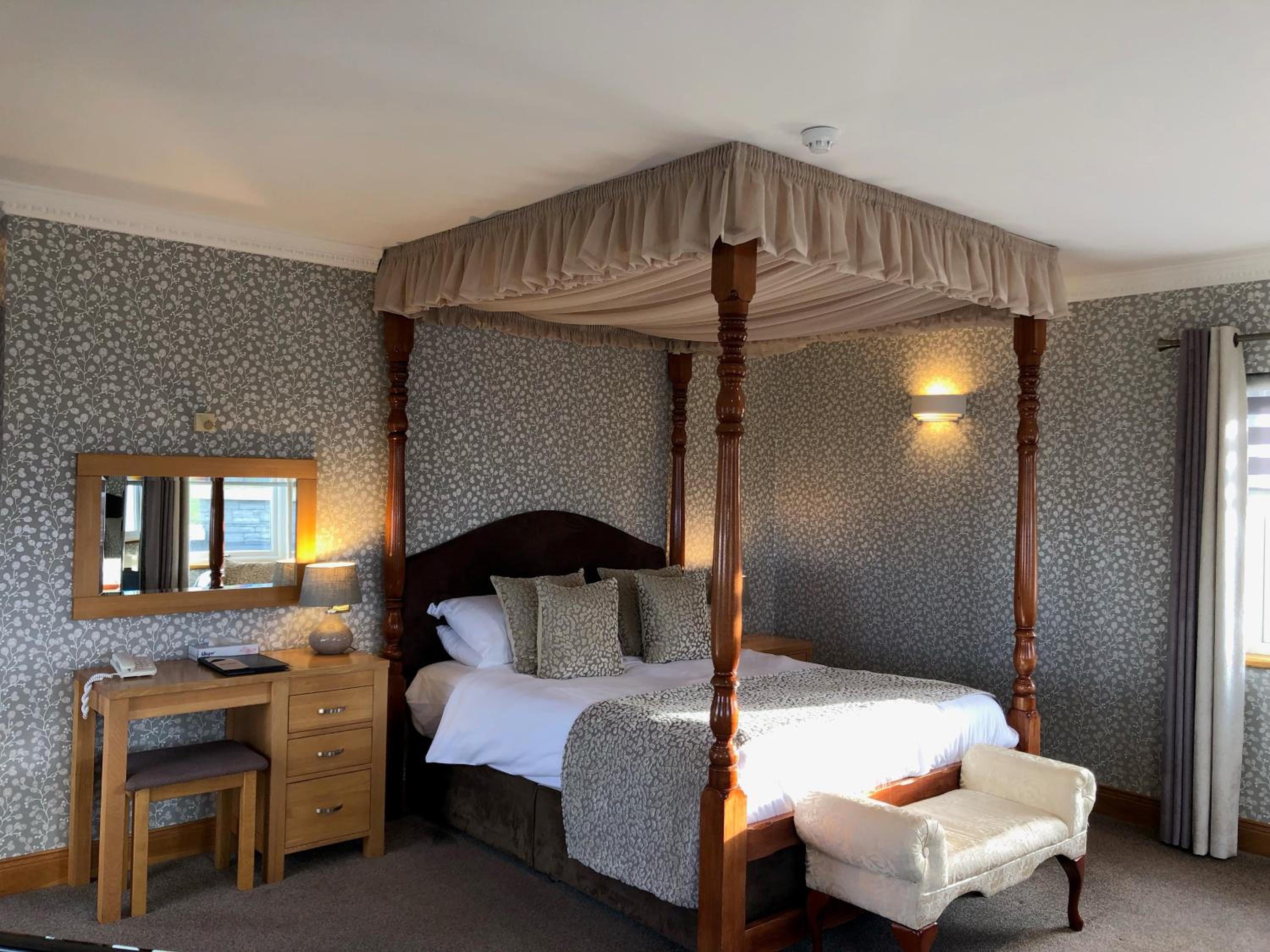 Executive Suite with Four Poster Bed