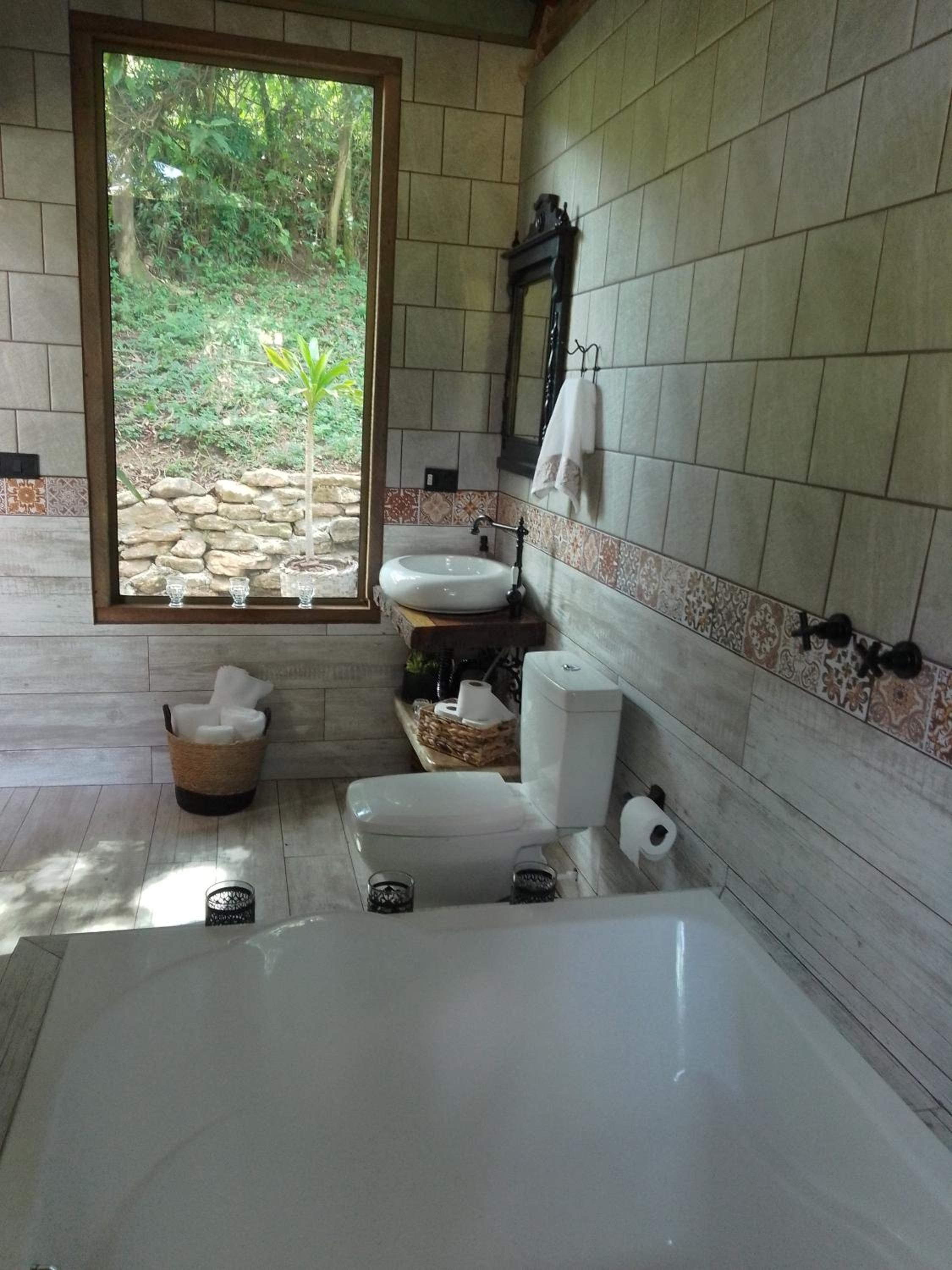 Queen Suite with Spa Bath photo 3
