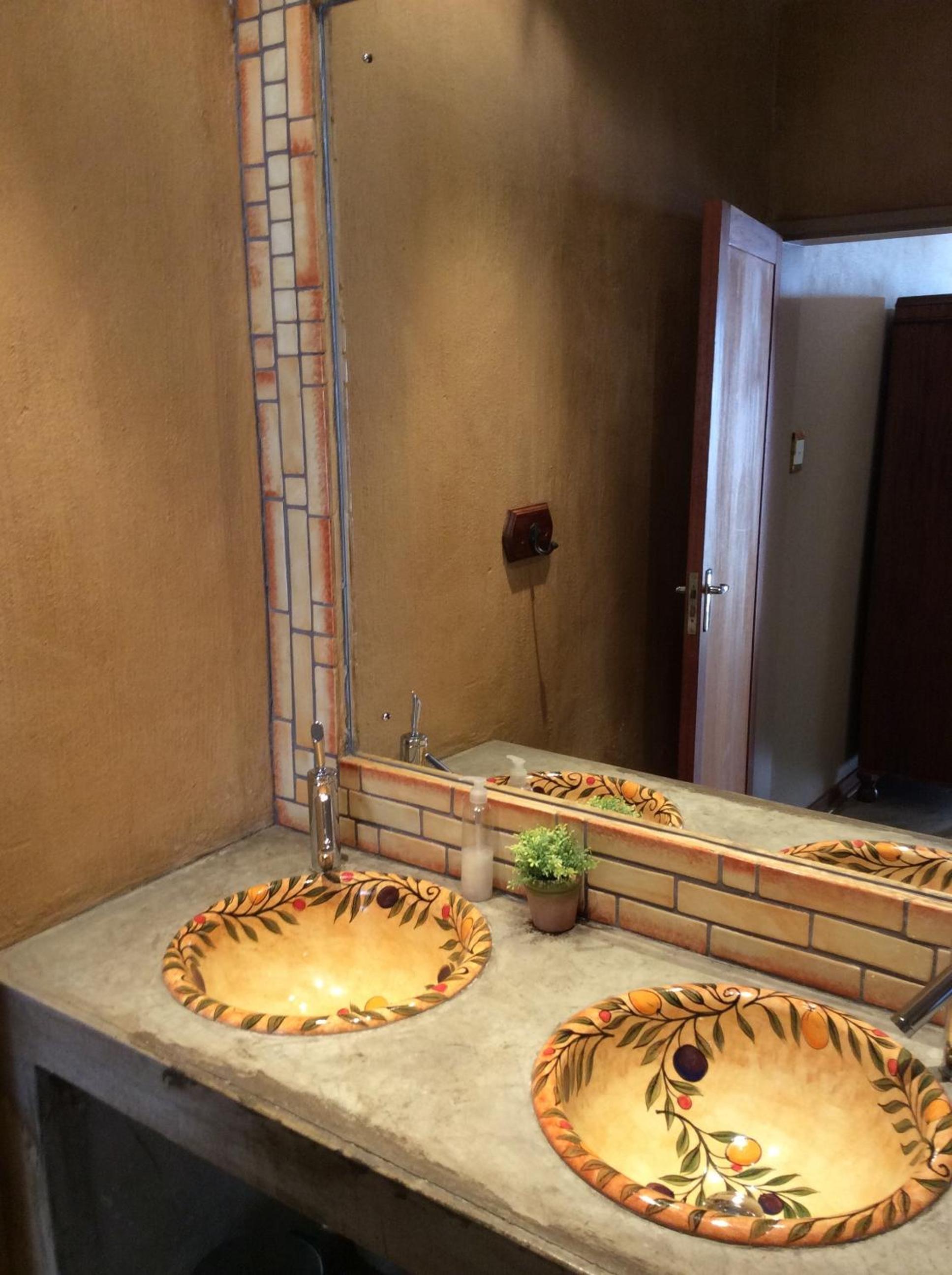 Deluxe King or Twin Suite - 1 - Photo 7