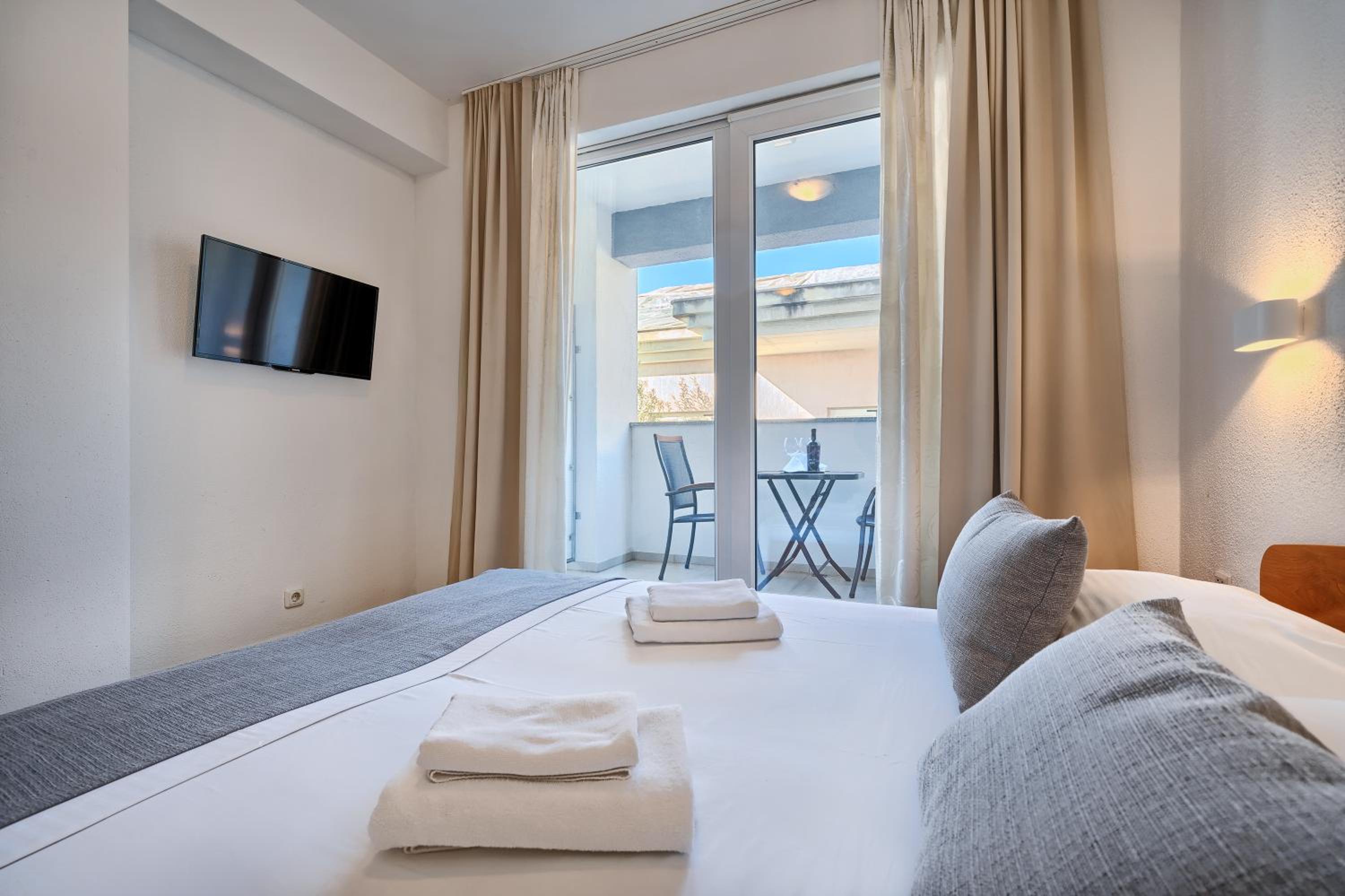Deluxe Double Room with Balcony photo 2