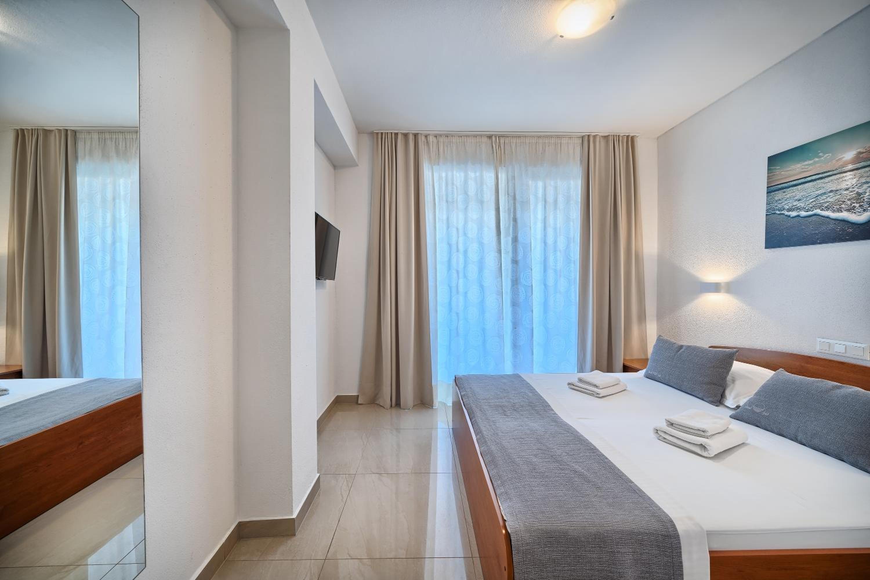 Deluxe Double Room with Balcony photo 3