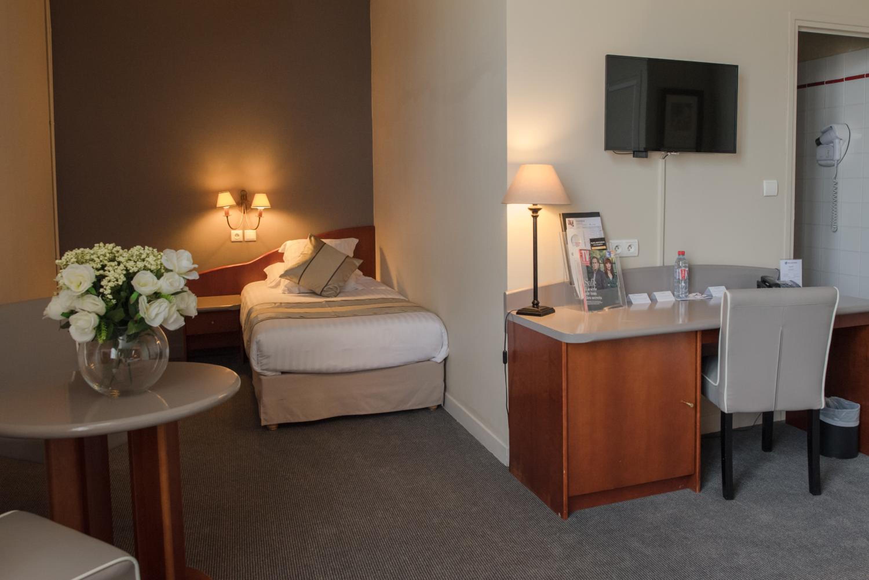 Standard Twin Room - Non-Smoking - Photo 4