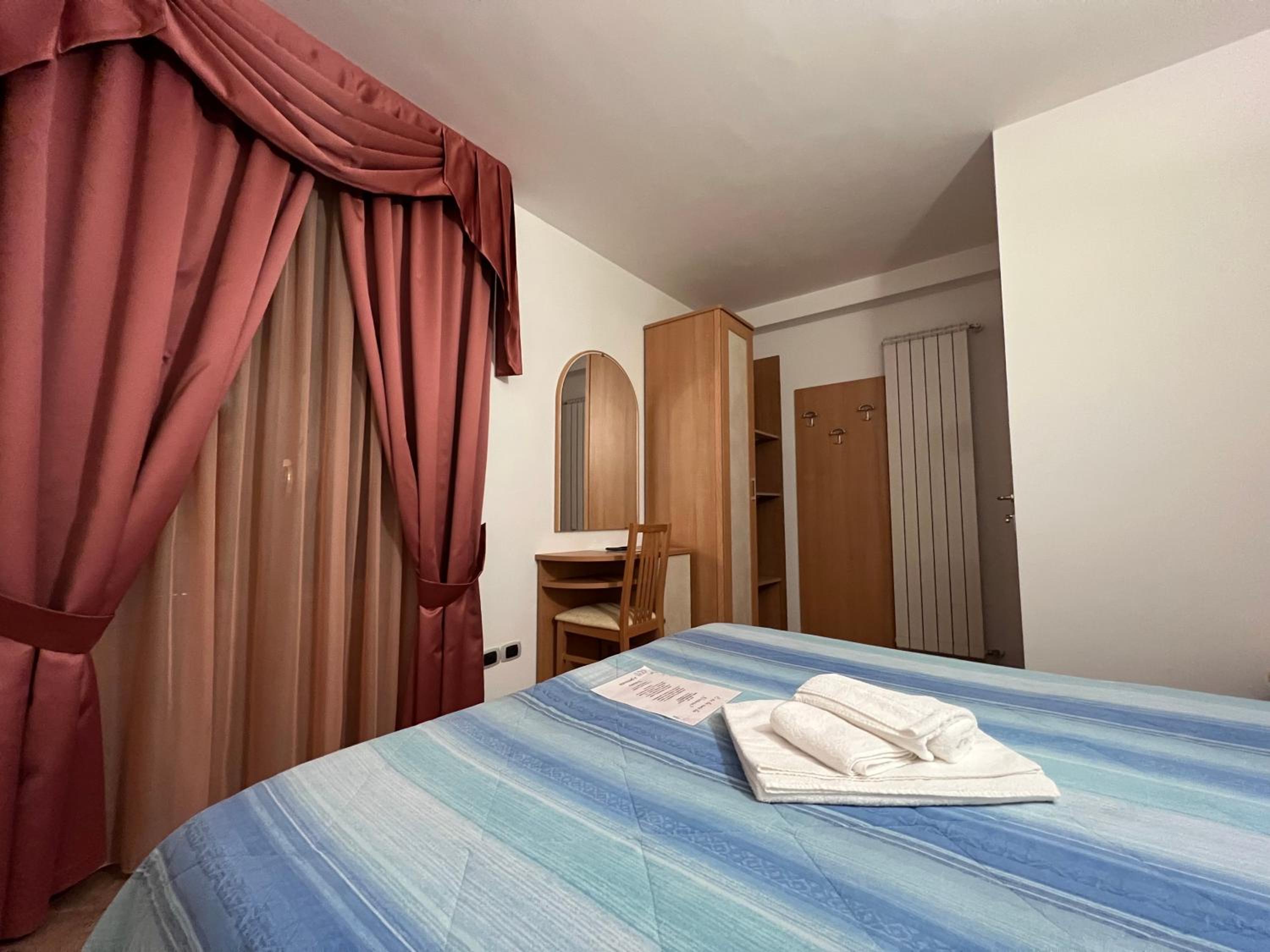 Single Room With Bathroom photo 2