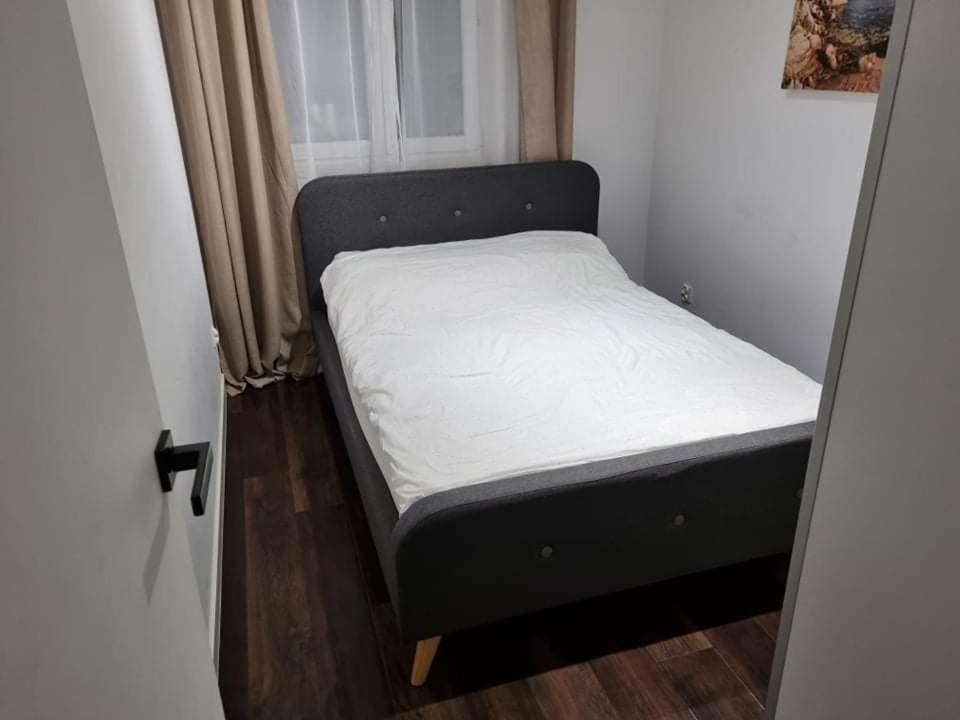 One-Bedroom Apartment - Photo 2