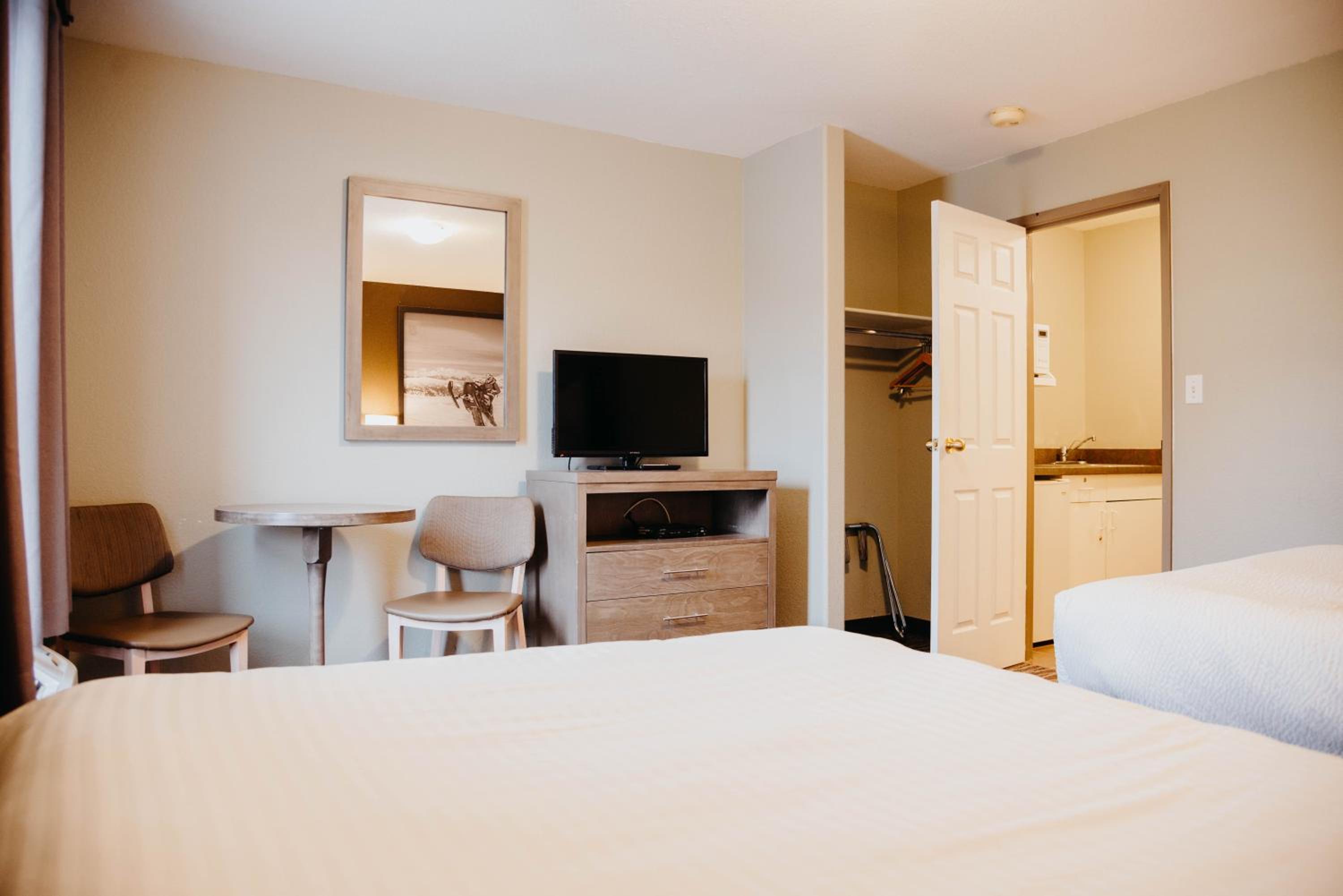 One-Bedroom Queen/Double Suite - Non-Smoking - Photo 6