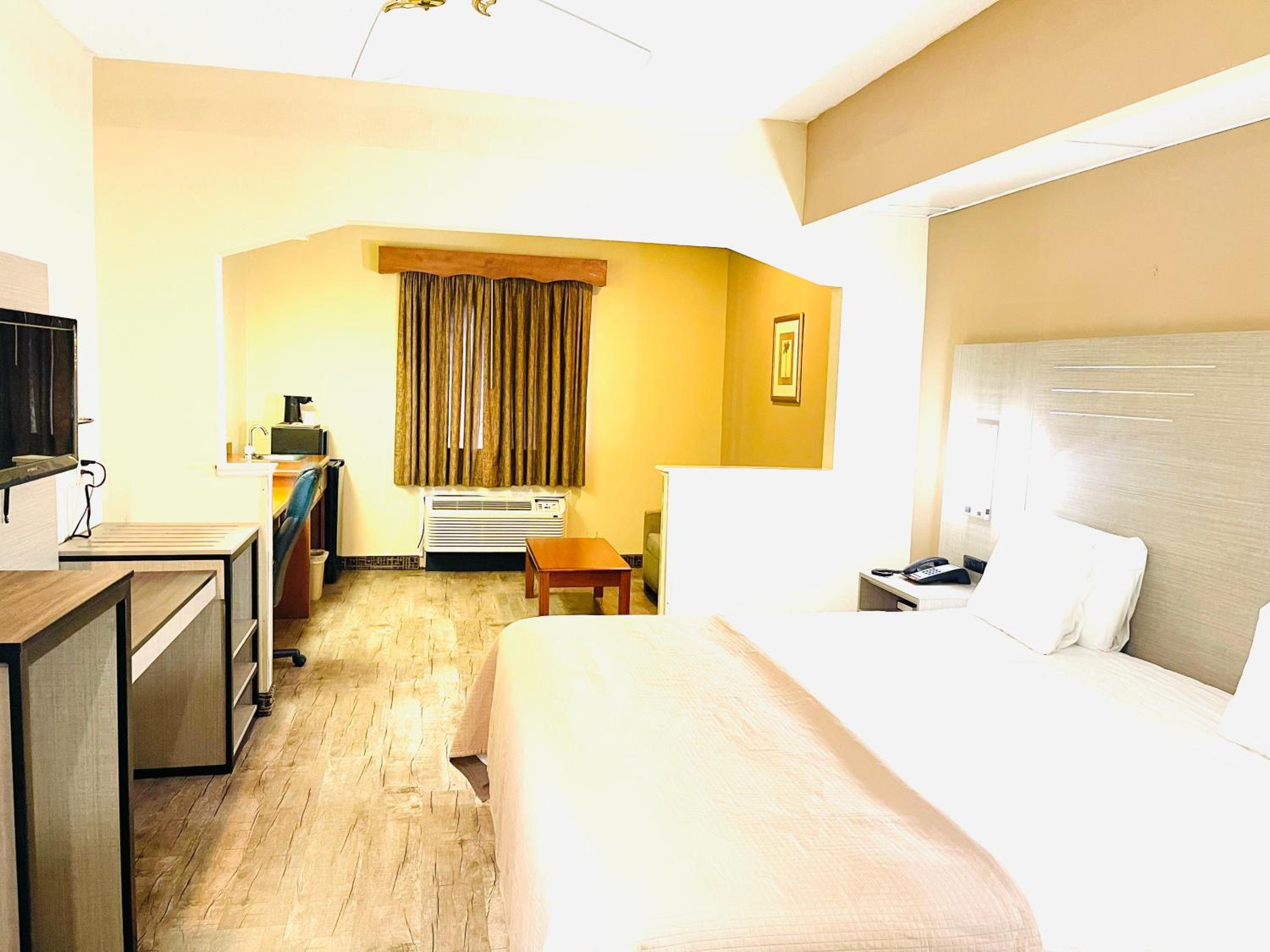 King Room - Non-Smoking photo 2
