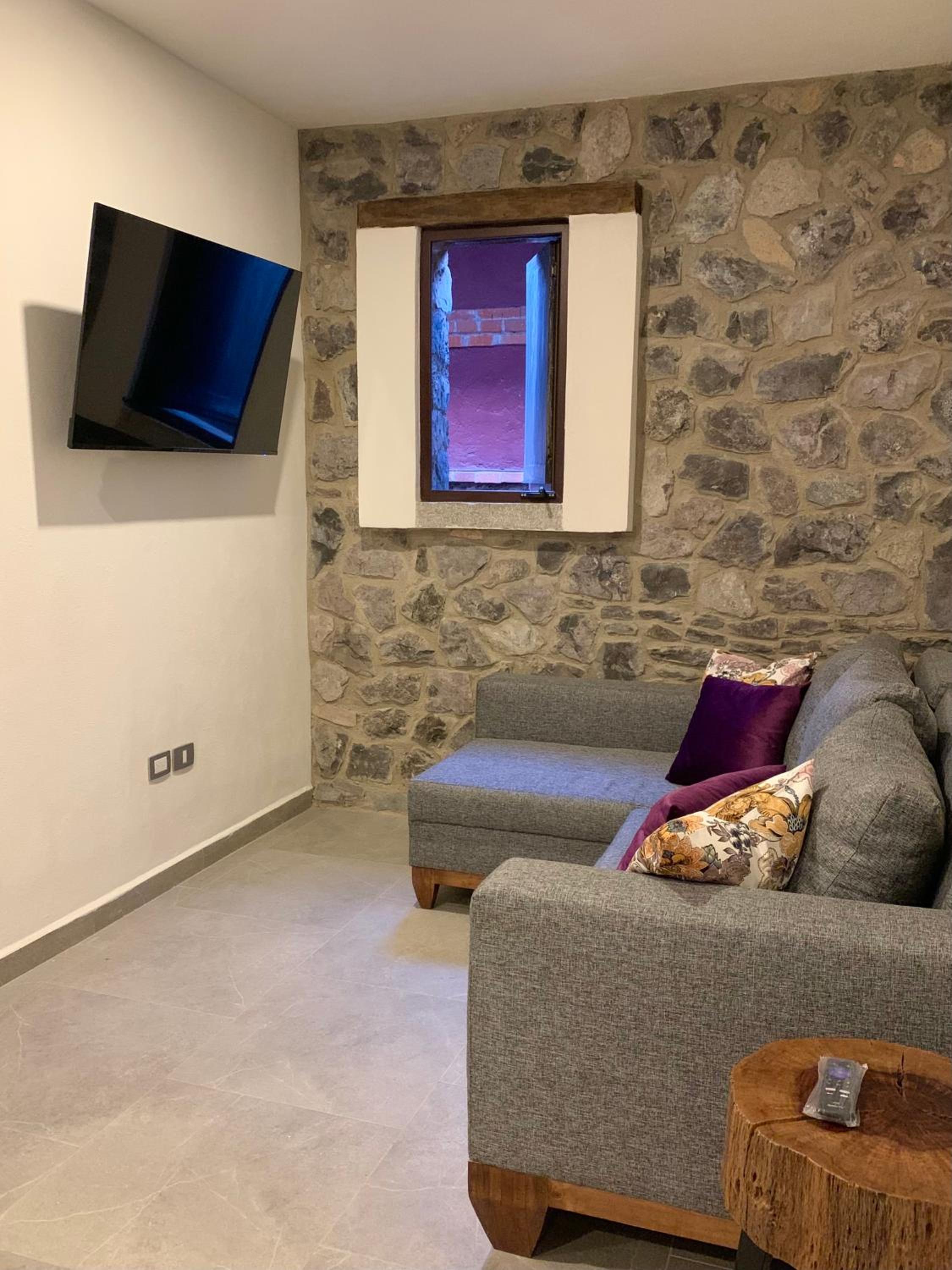 One-Bedroom Apartment - Photo 4