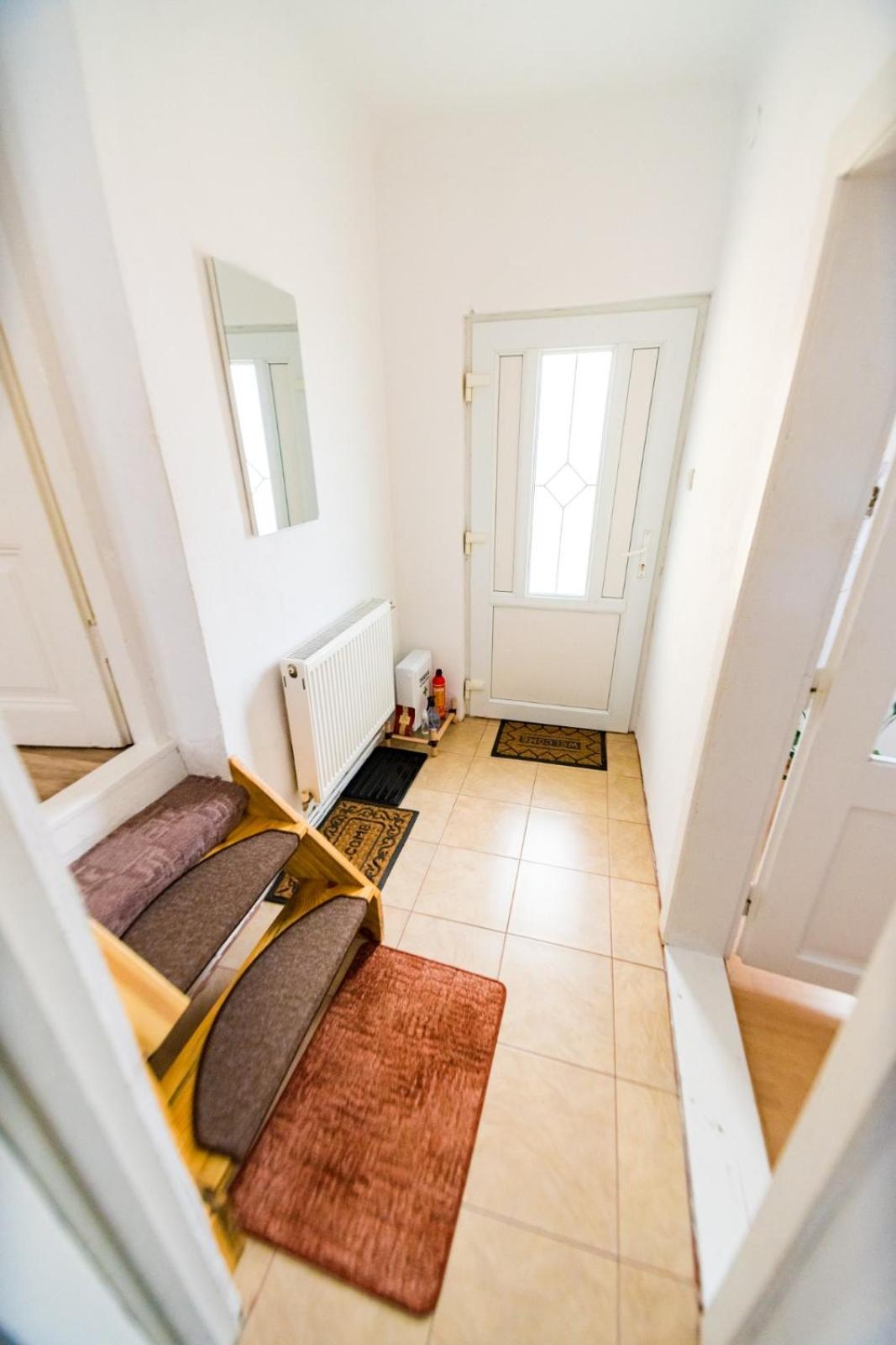One-Bedroom Apartment - Photo 2