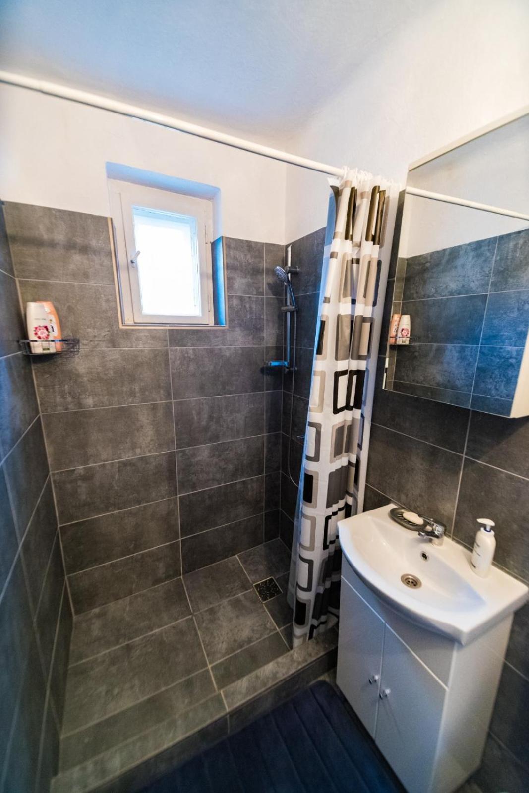 One-Bedroom Apartment - Photo 6