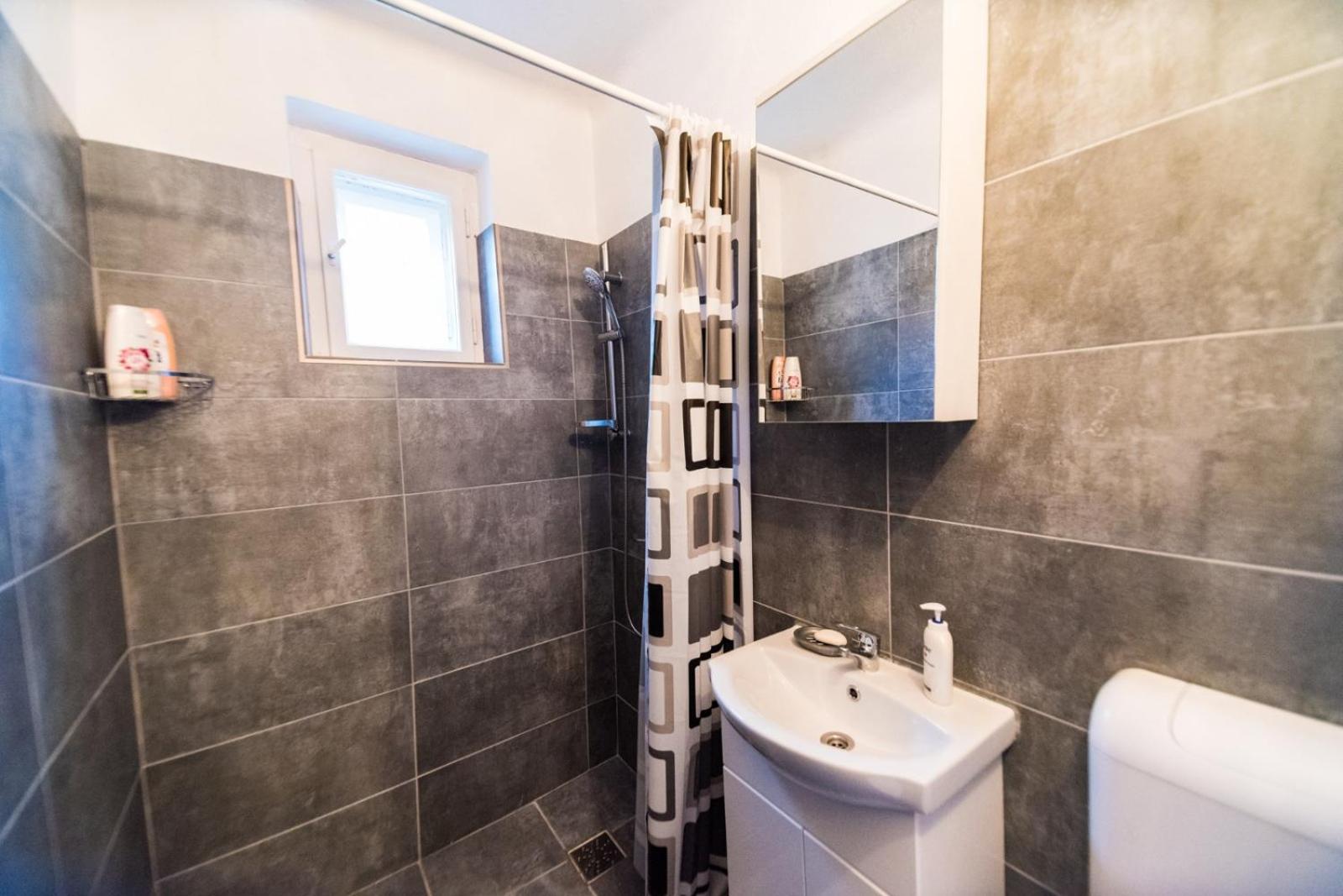 One-Bedroom Apartment - Photo 7