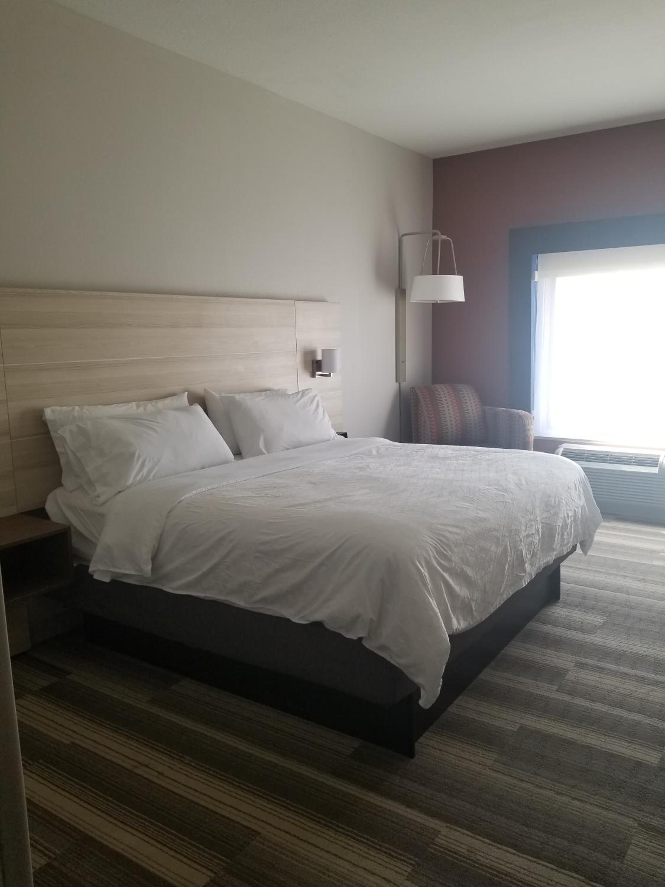 King Suite with Roll-in Shower - Mobility Access - Photo 4