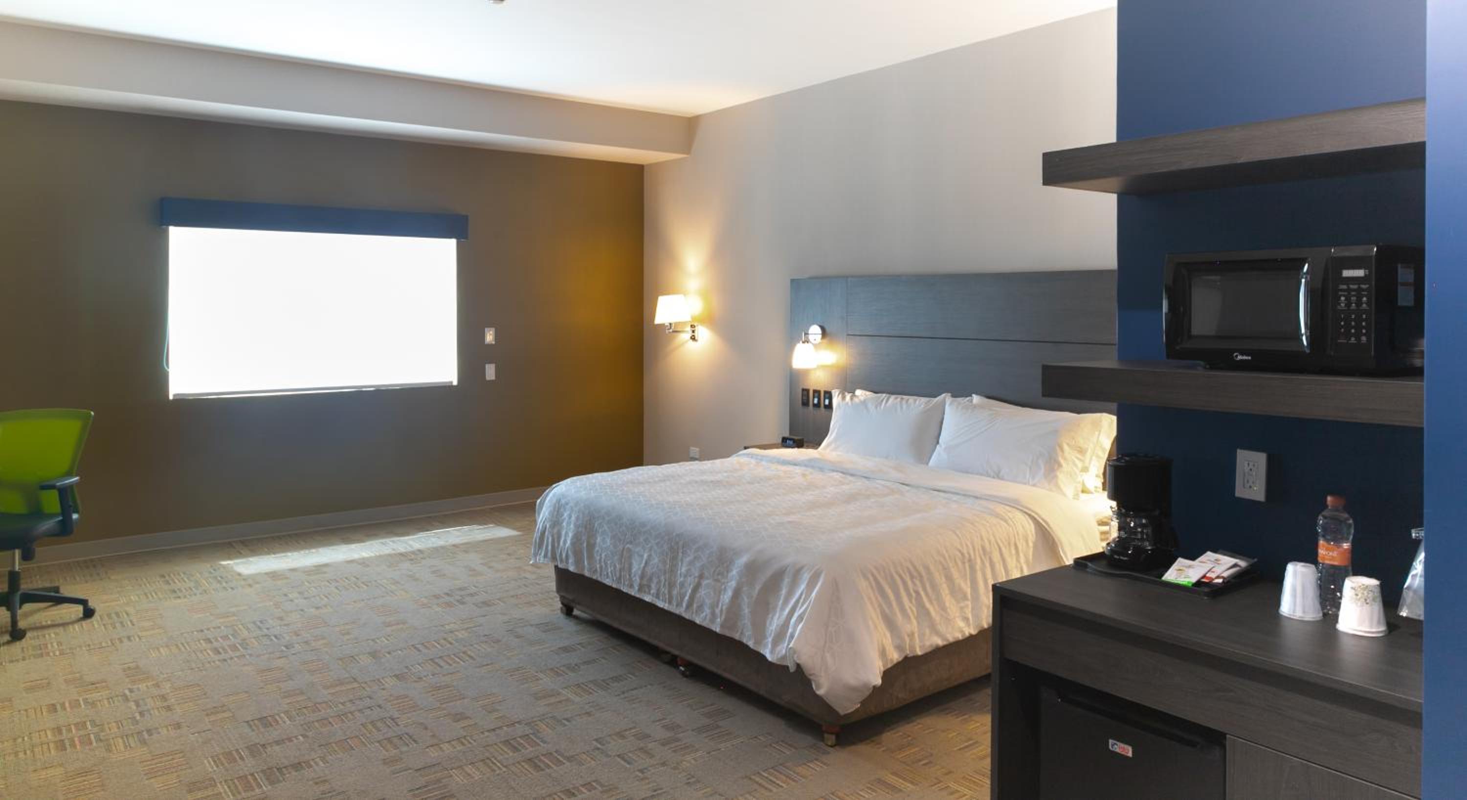 Standard King Room - Accessible - Photo 1