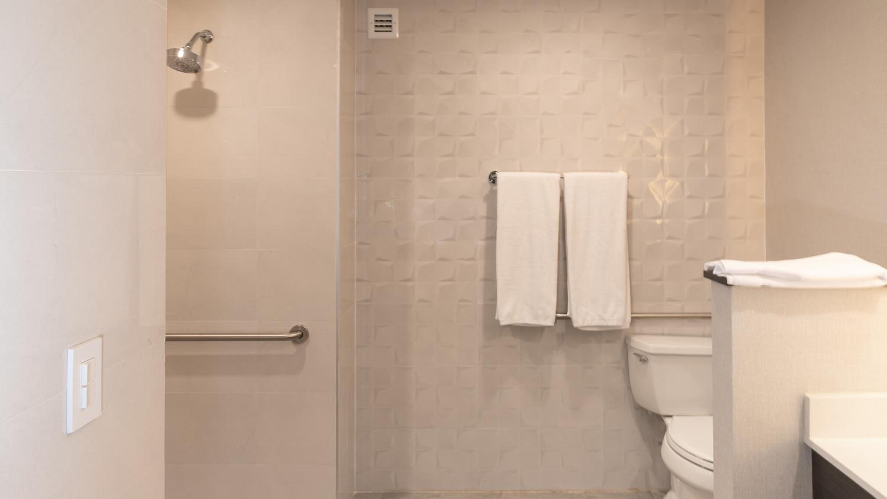 Standard King Room - Accessible - Photo 9