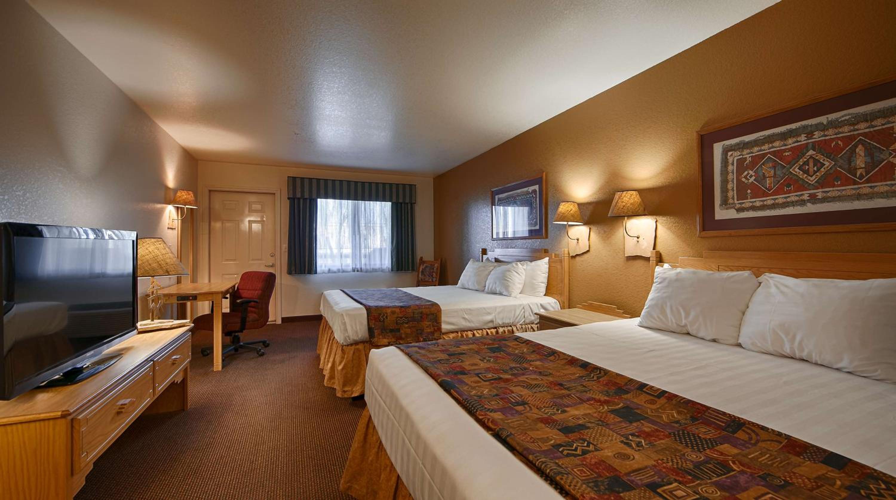 Queen Room with Two Queen Beds and Pool View - Non-Smoking photo 2