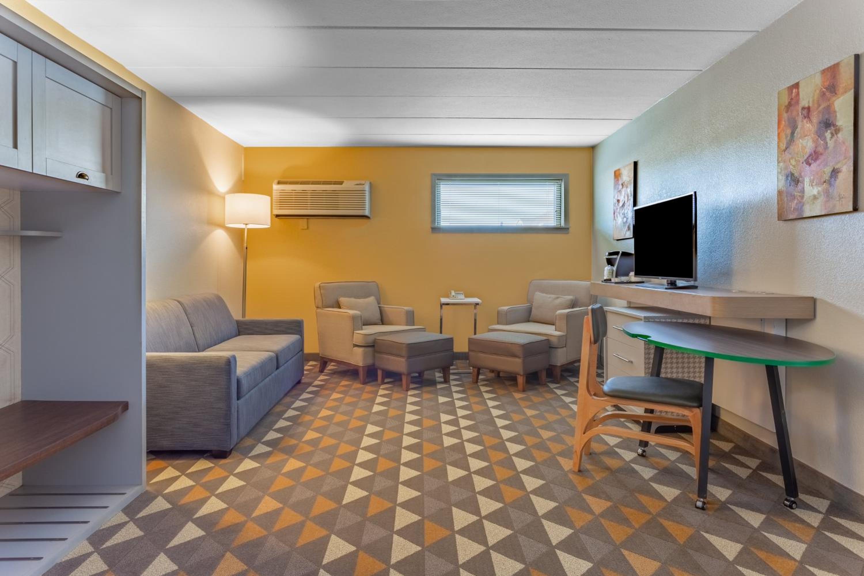 One-Bedroom King Suite with Spa Bath - Photo 4