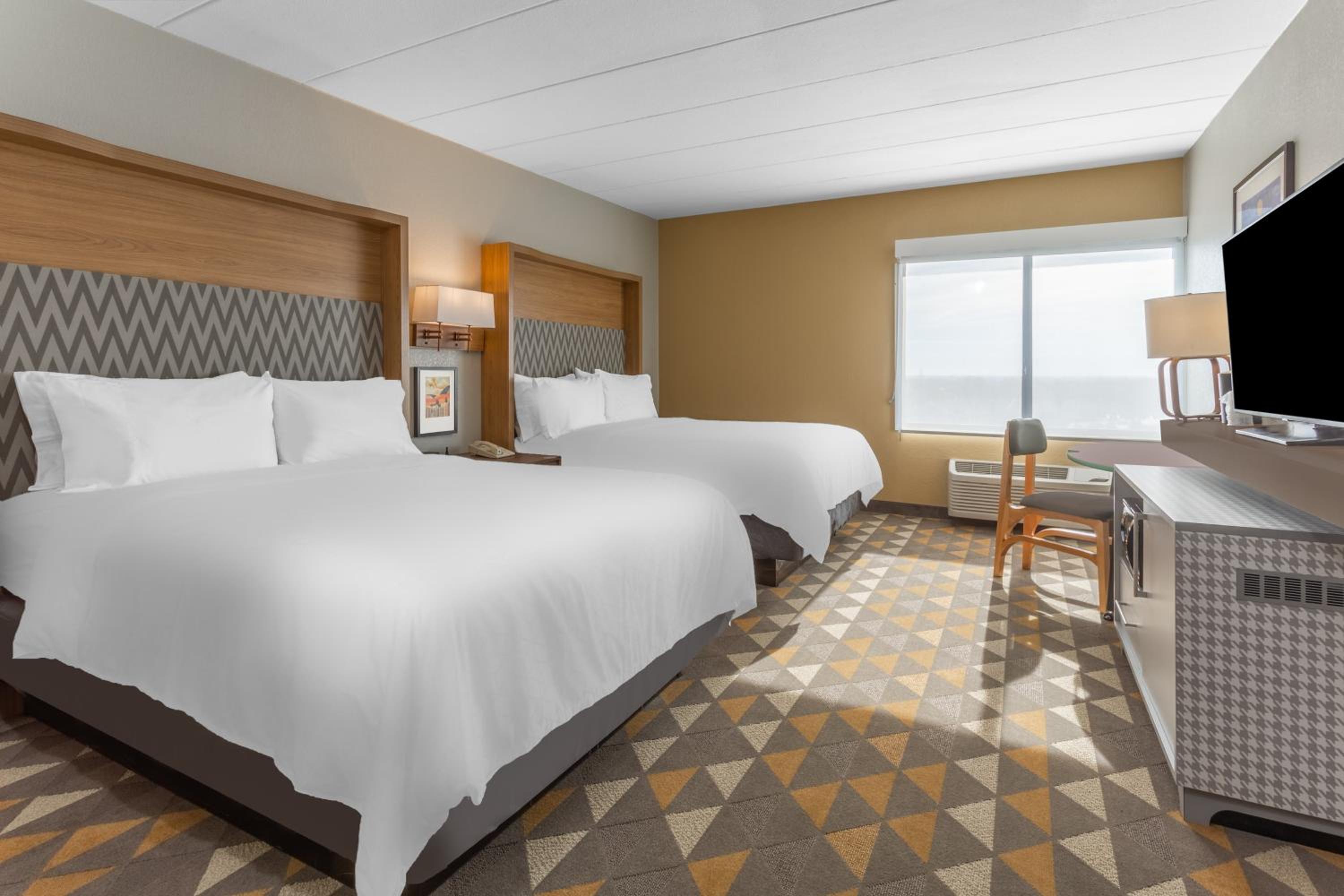Standard Queen Room with Two Queen Beds - Photo 4
