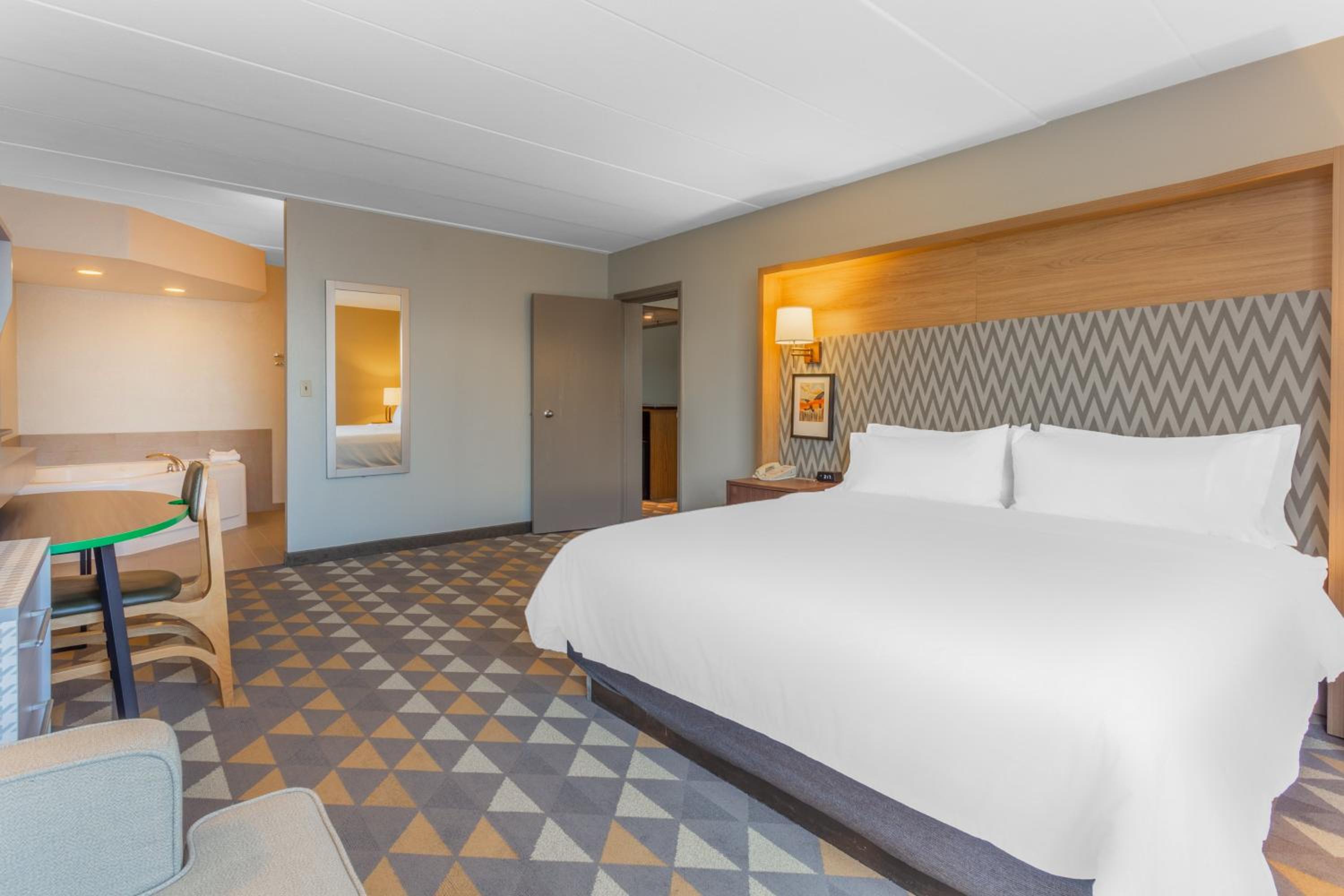 One-Bedroom King Suite with Spa Bath - Photo 6
