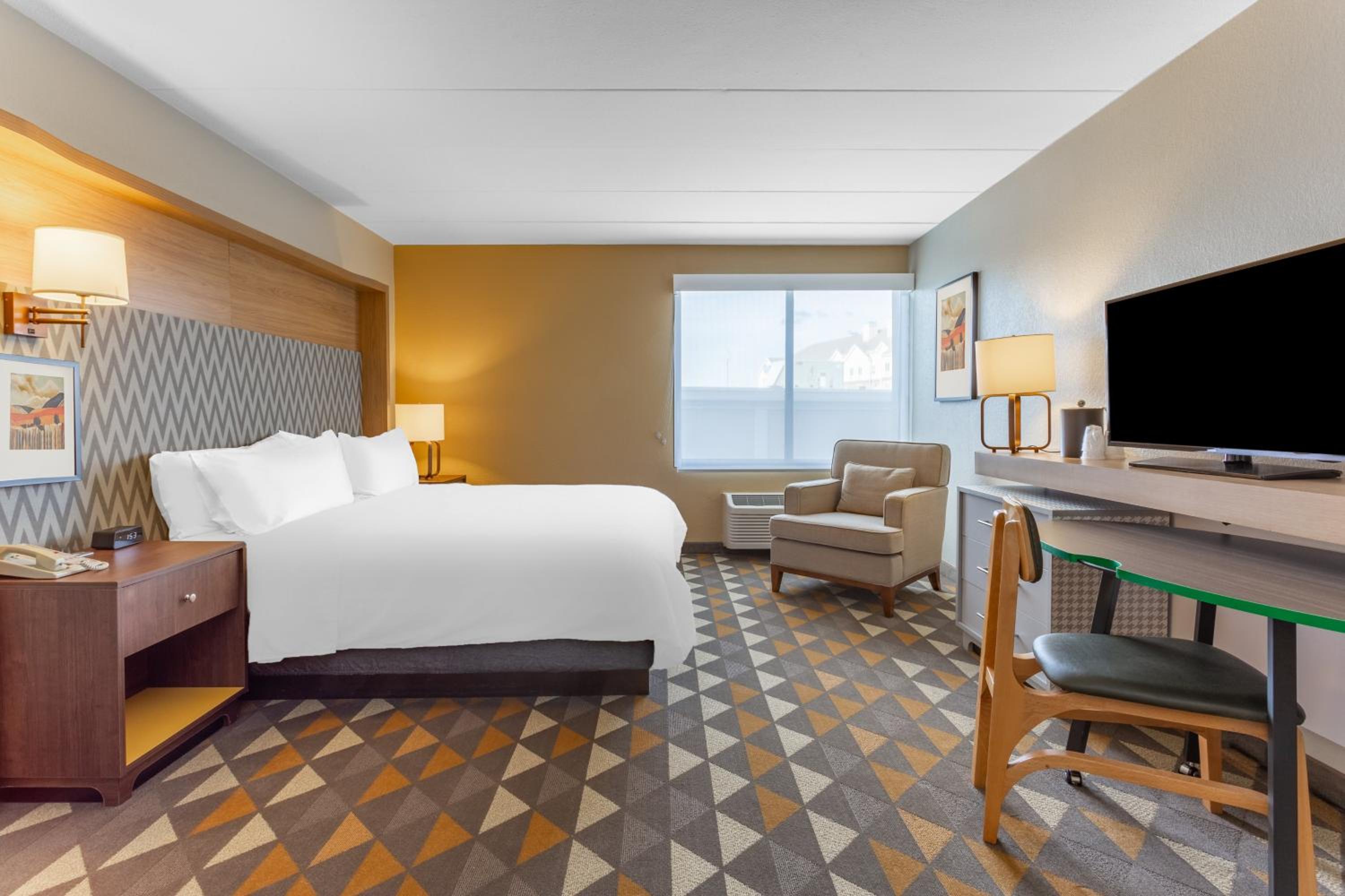One-Bedroom King Suite with Spa Bath - Photo 2
