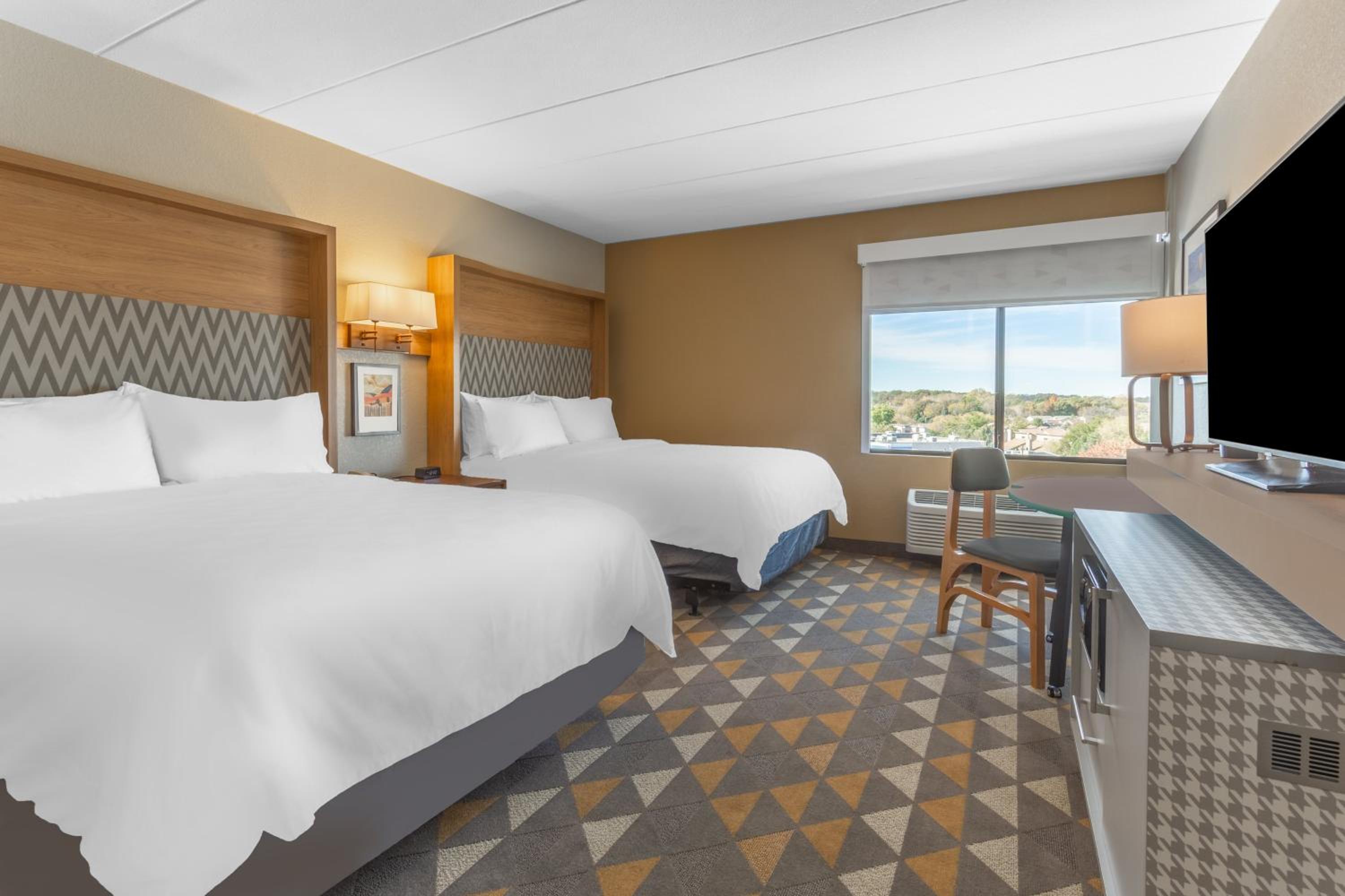 Queen Room with Two Queen Beds - Hearing Accessible - Photo 5