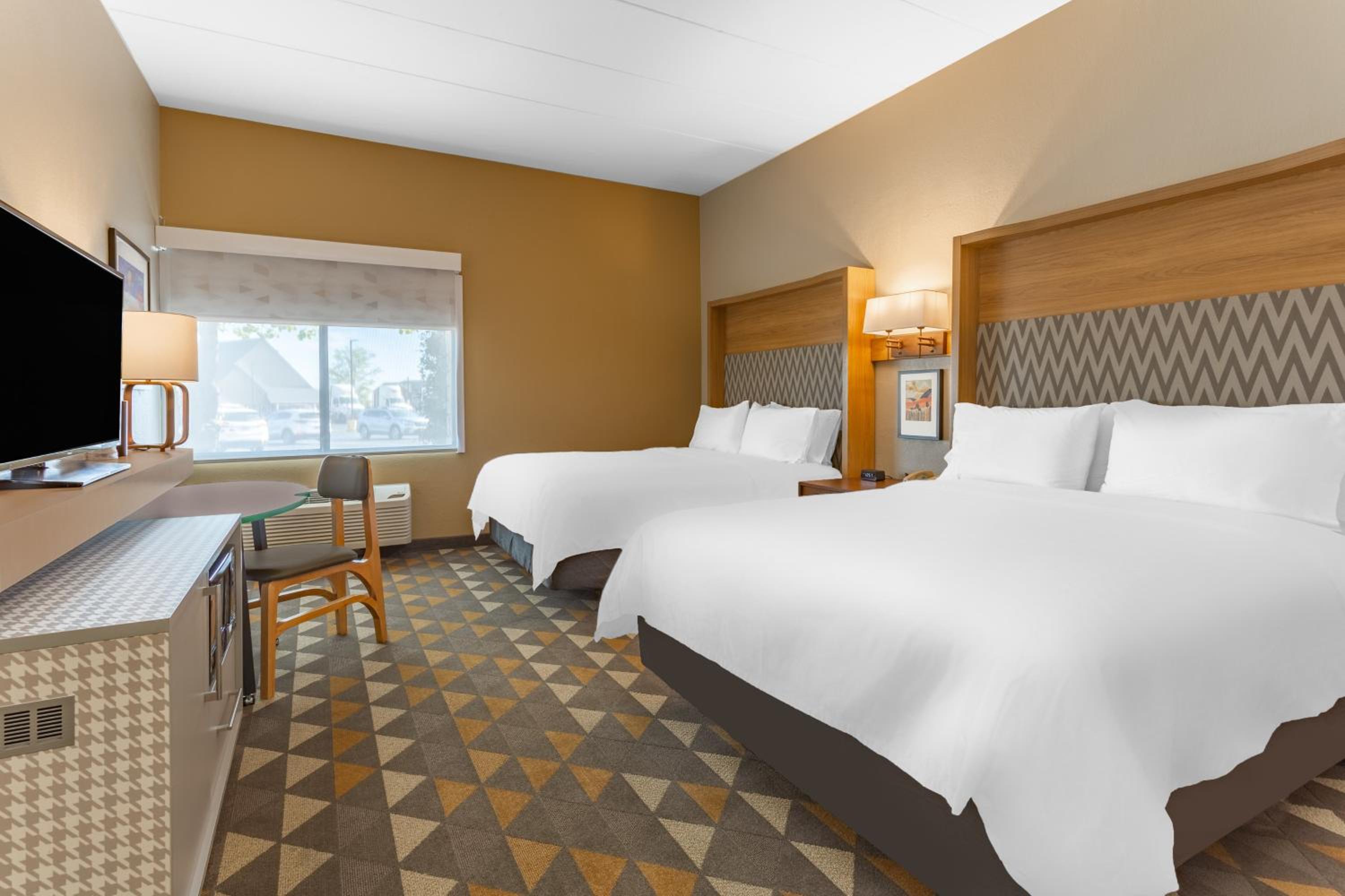 Standard Queen Room with Two Queen Beds and Mobility Accessible Tub - Photo 4