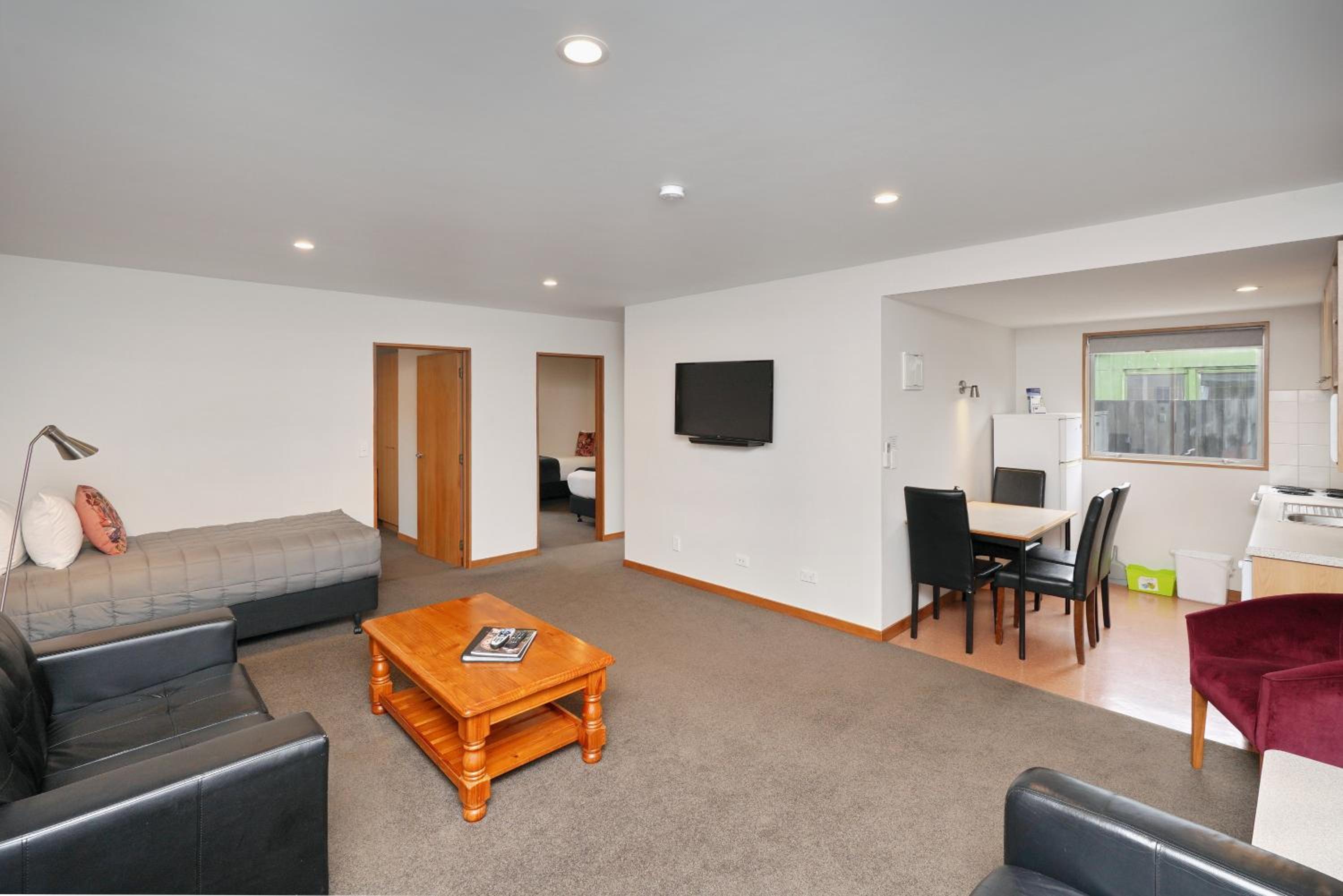Two-Bedroom Apartment with Spa Bath - Photo 2
