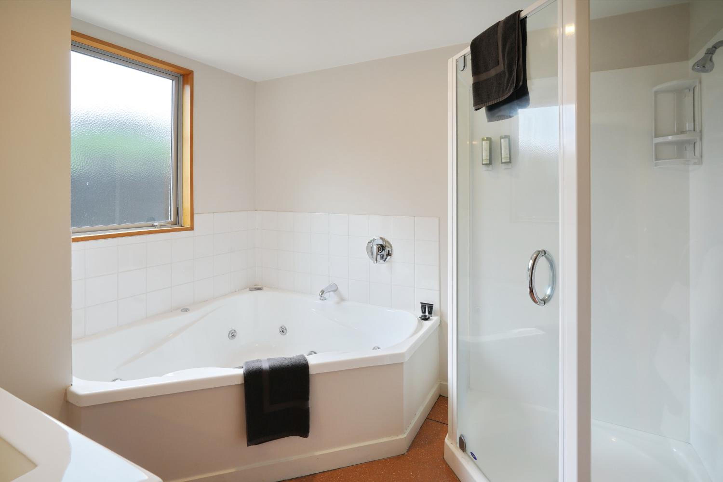 Two-Bedroom Apartment with Spa Bath - Photo 7