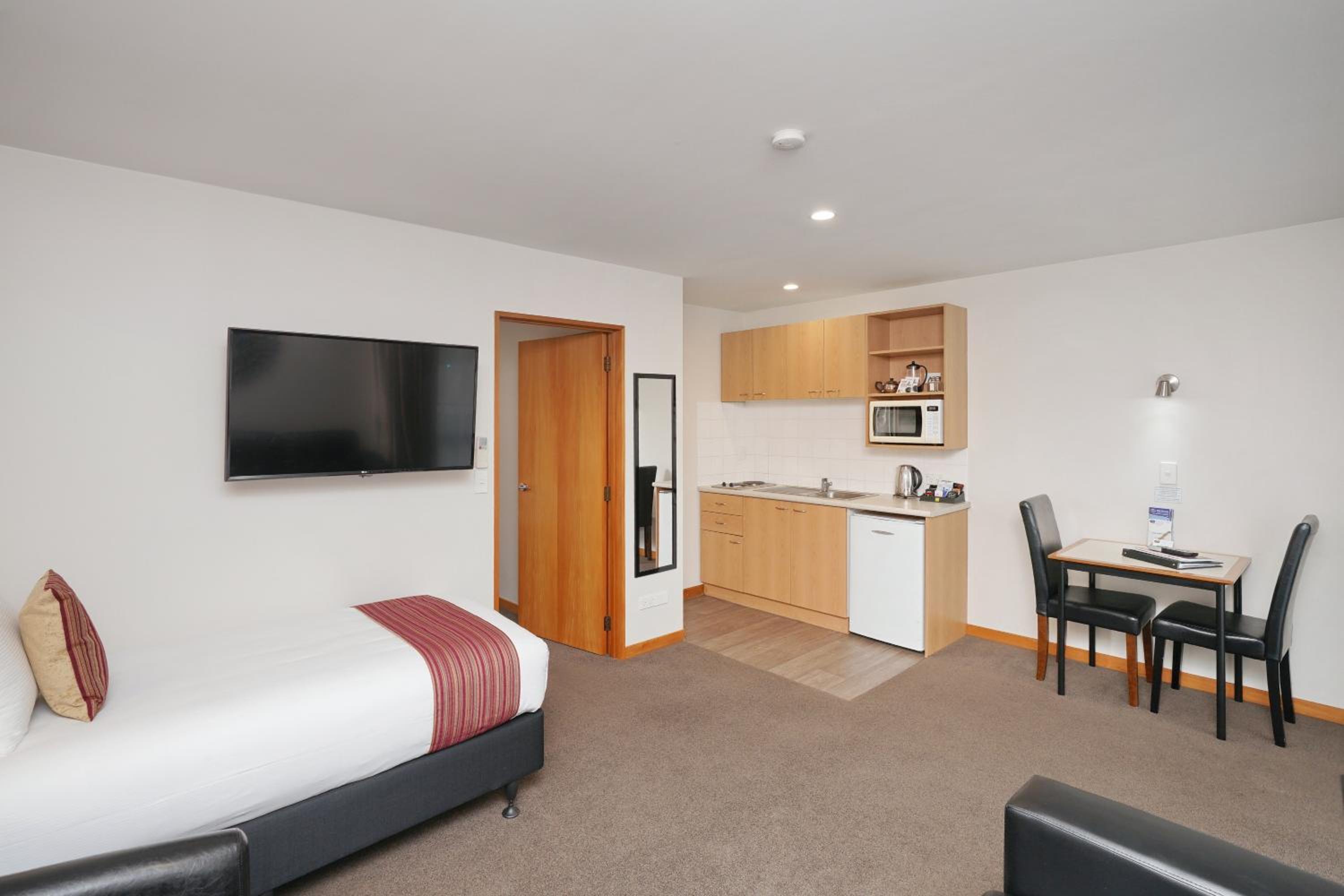 One-Bedroom Apartment photo 1