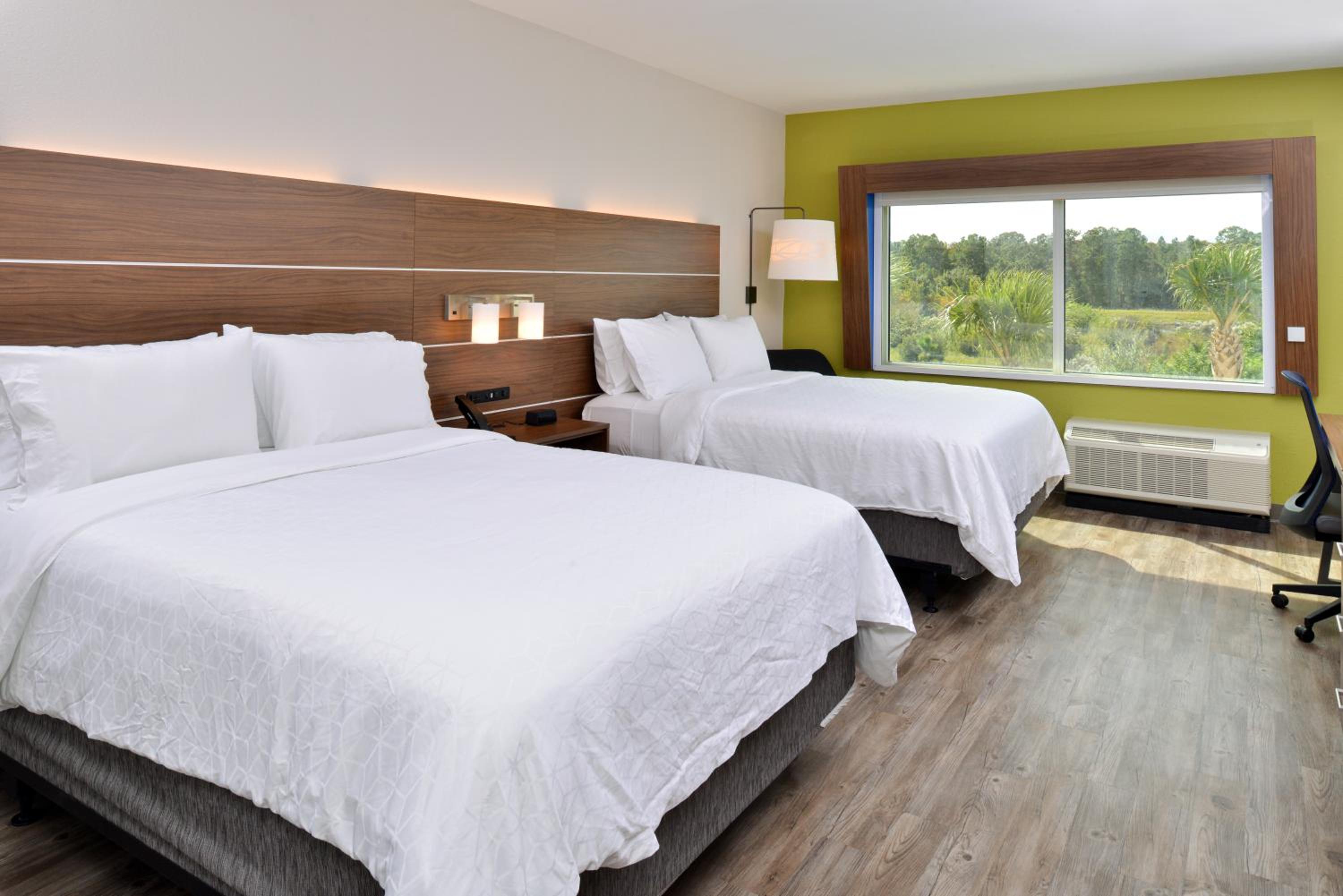 Queen Room with Two Queen Beds - Hearing Accessible/Non-Smoking thumbnail 6