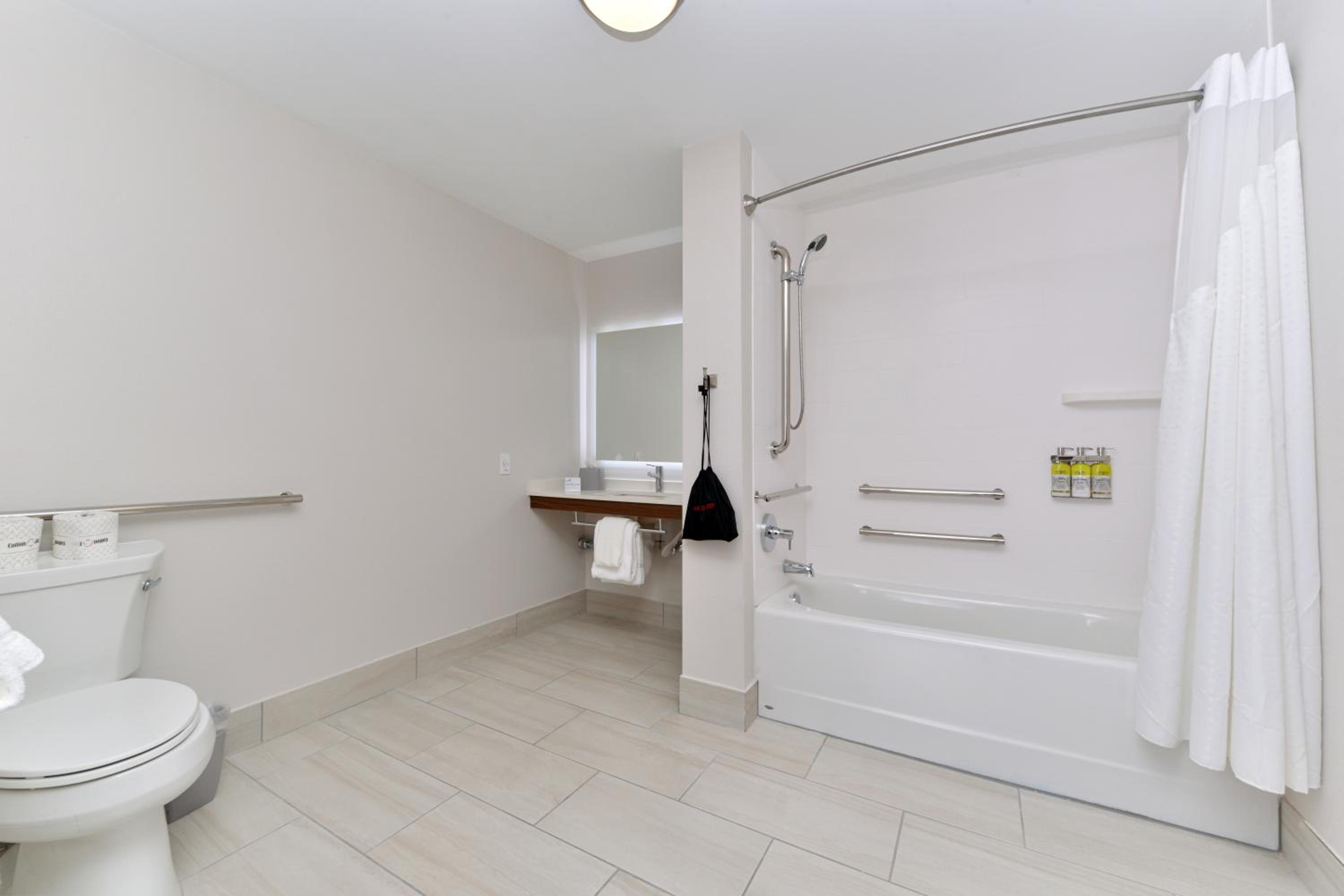 Standard King Room with Mobility Accessible Roll-In Shower thumbnail 6