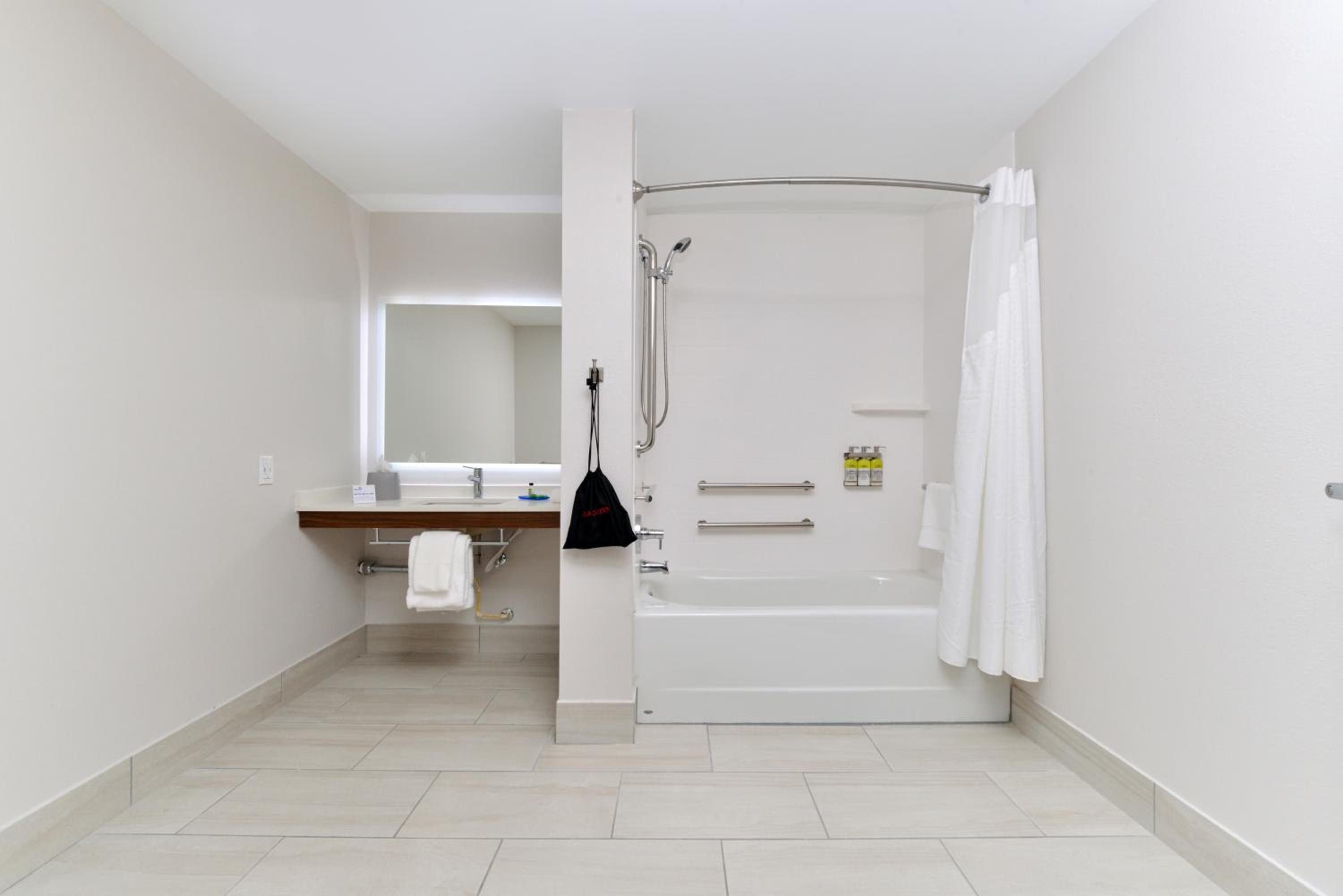 Suite, 1 King Bed, Accessible Bathtub (Comms, Mobil, Access Tub) thumbnail 5