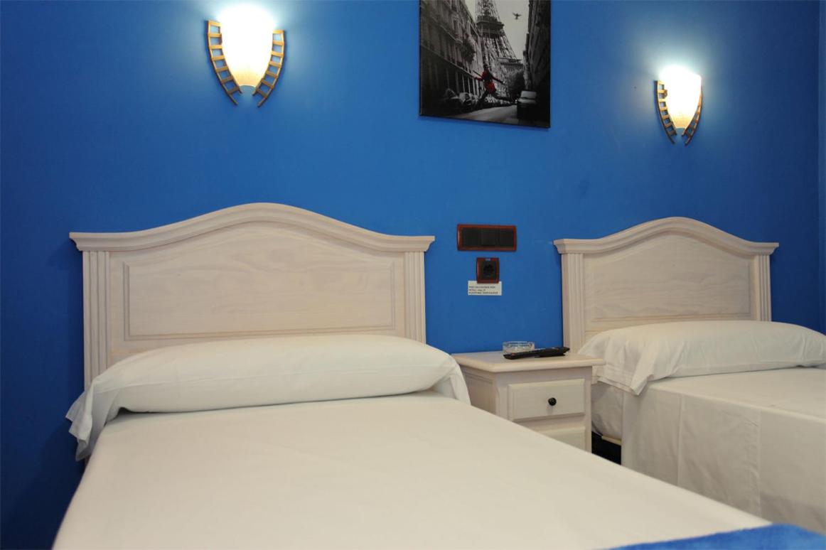Twin Room - Photo 34