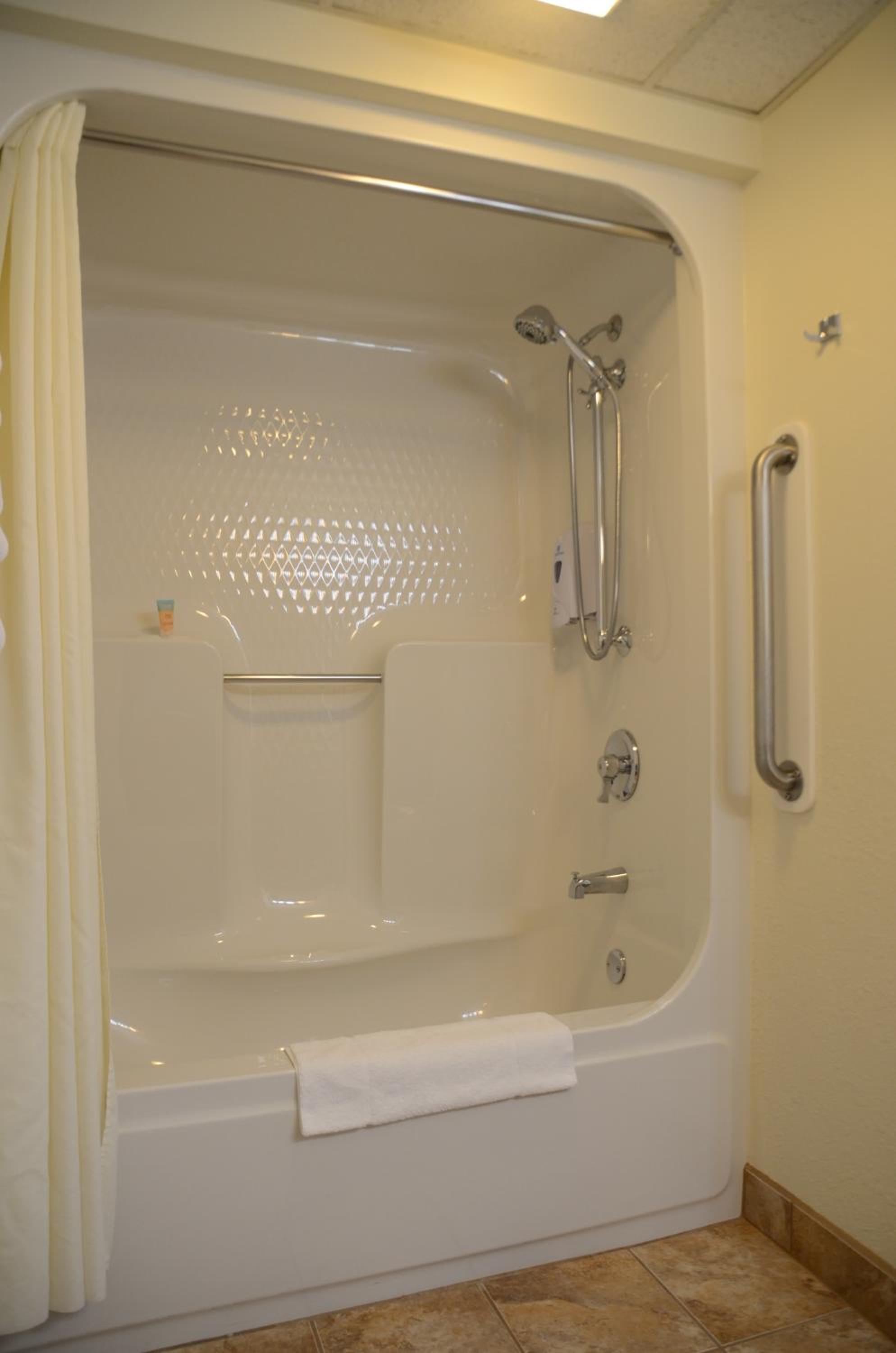 Queen Room - Disability Access photo 2