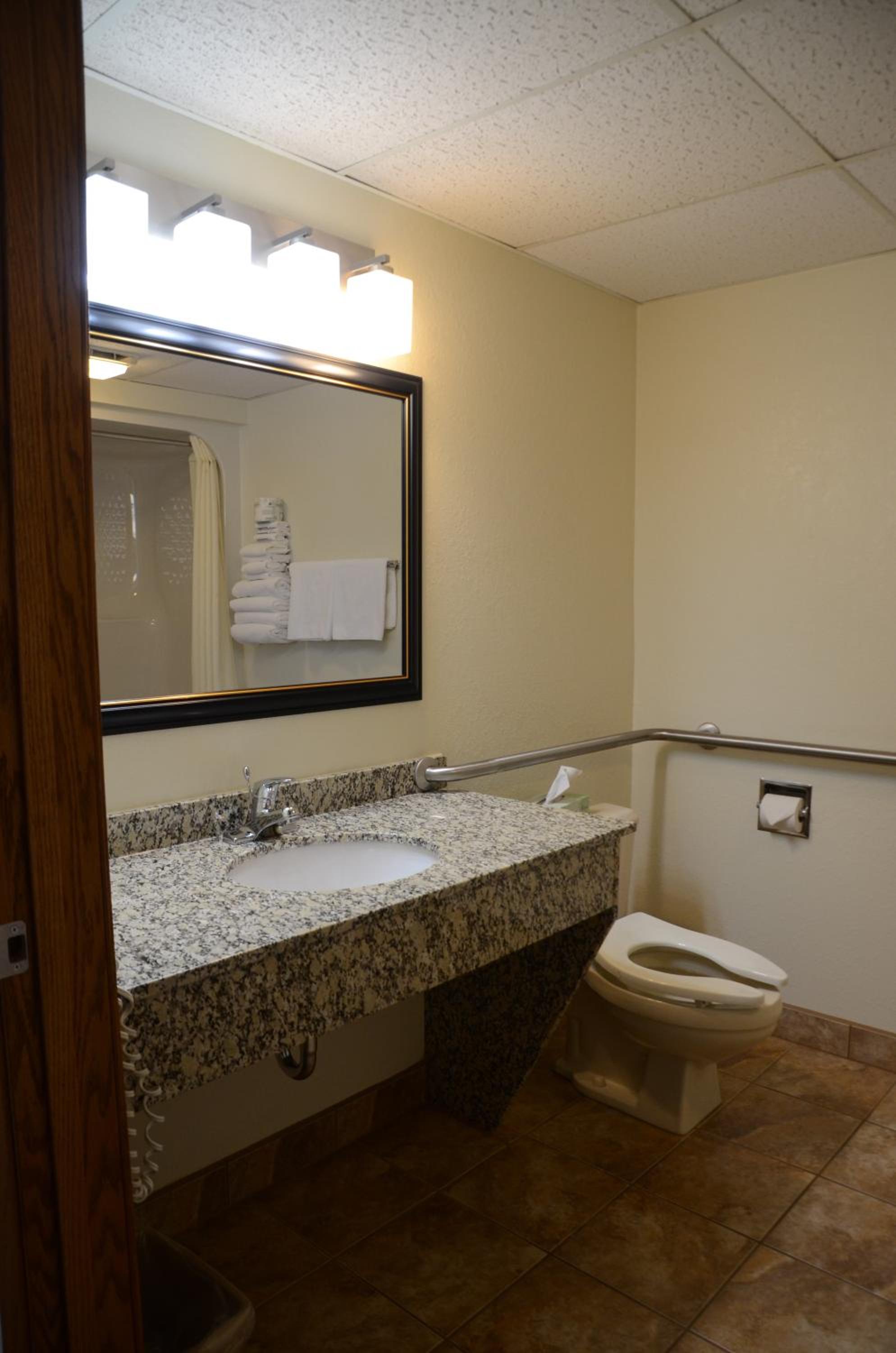 Queen Room - Disability Access photo 3