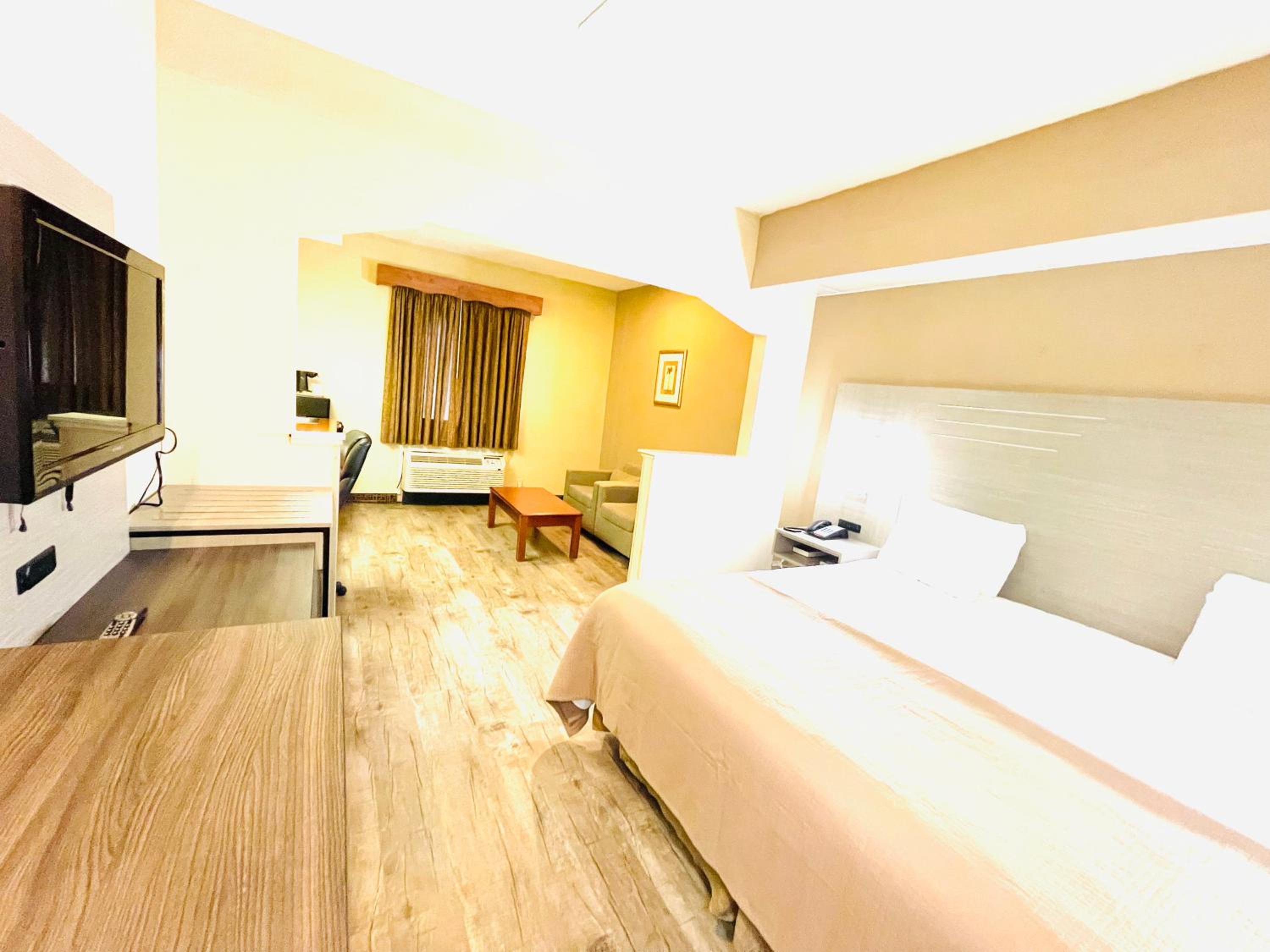 King Room - Non-Smoking photo 3