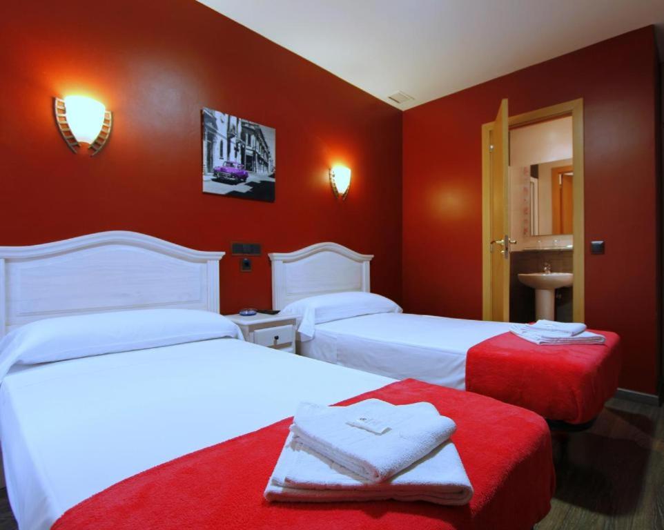 Twin Room - Photo 35