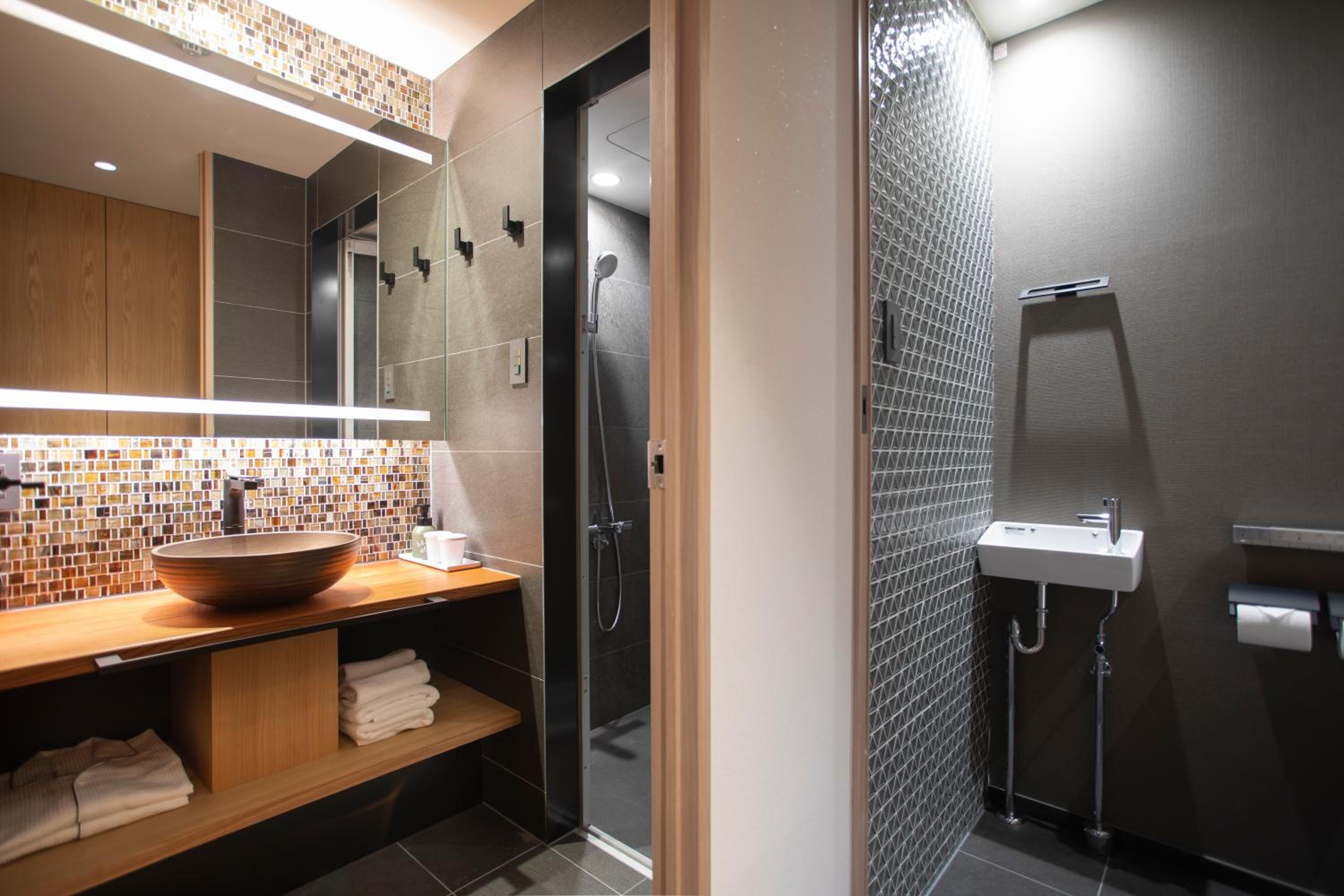 Queen Room with Shower - Non-Smoking - Photo 7