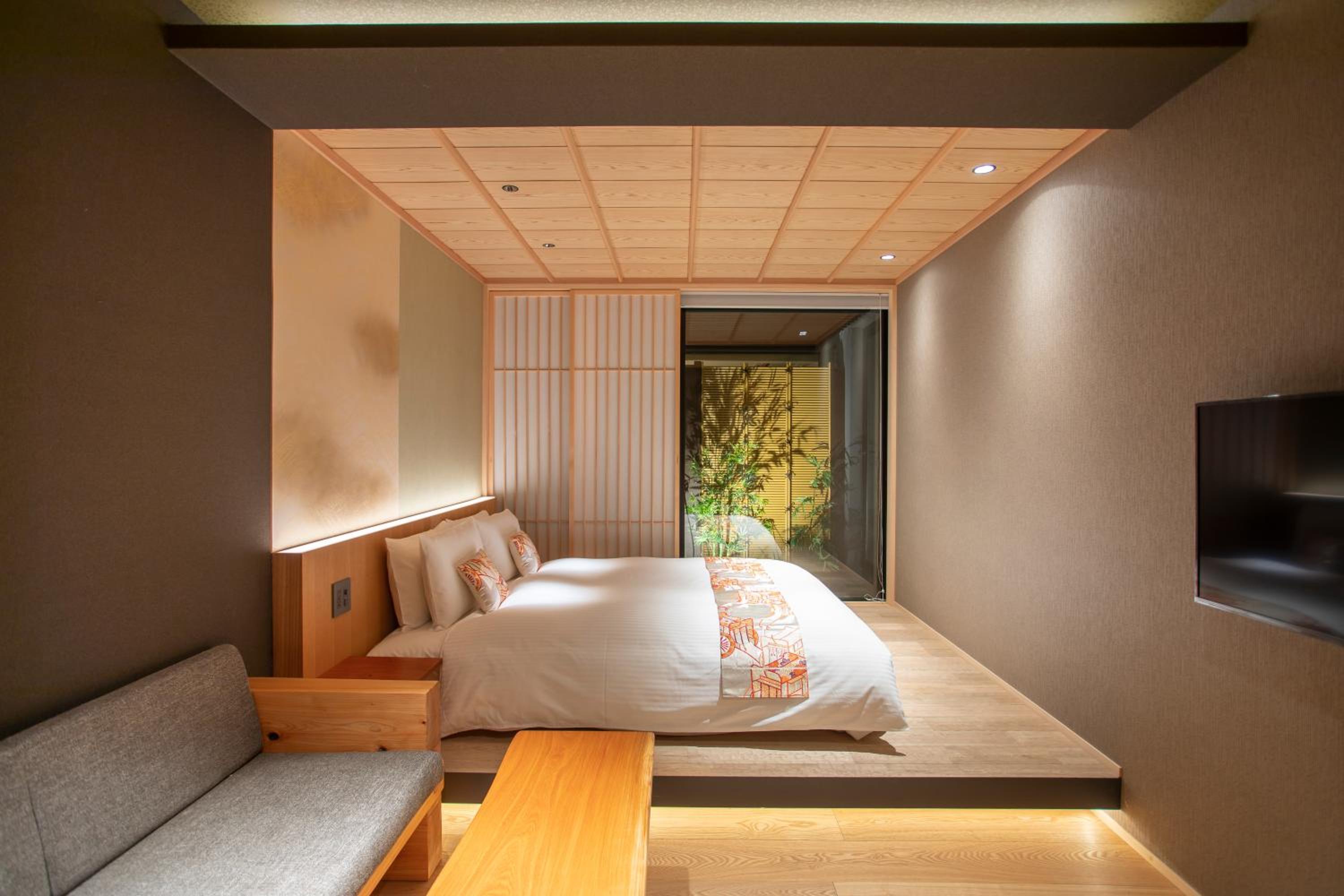 Queen Room with Shower - Non-Smoking
