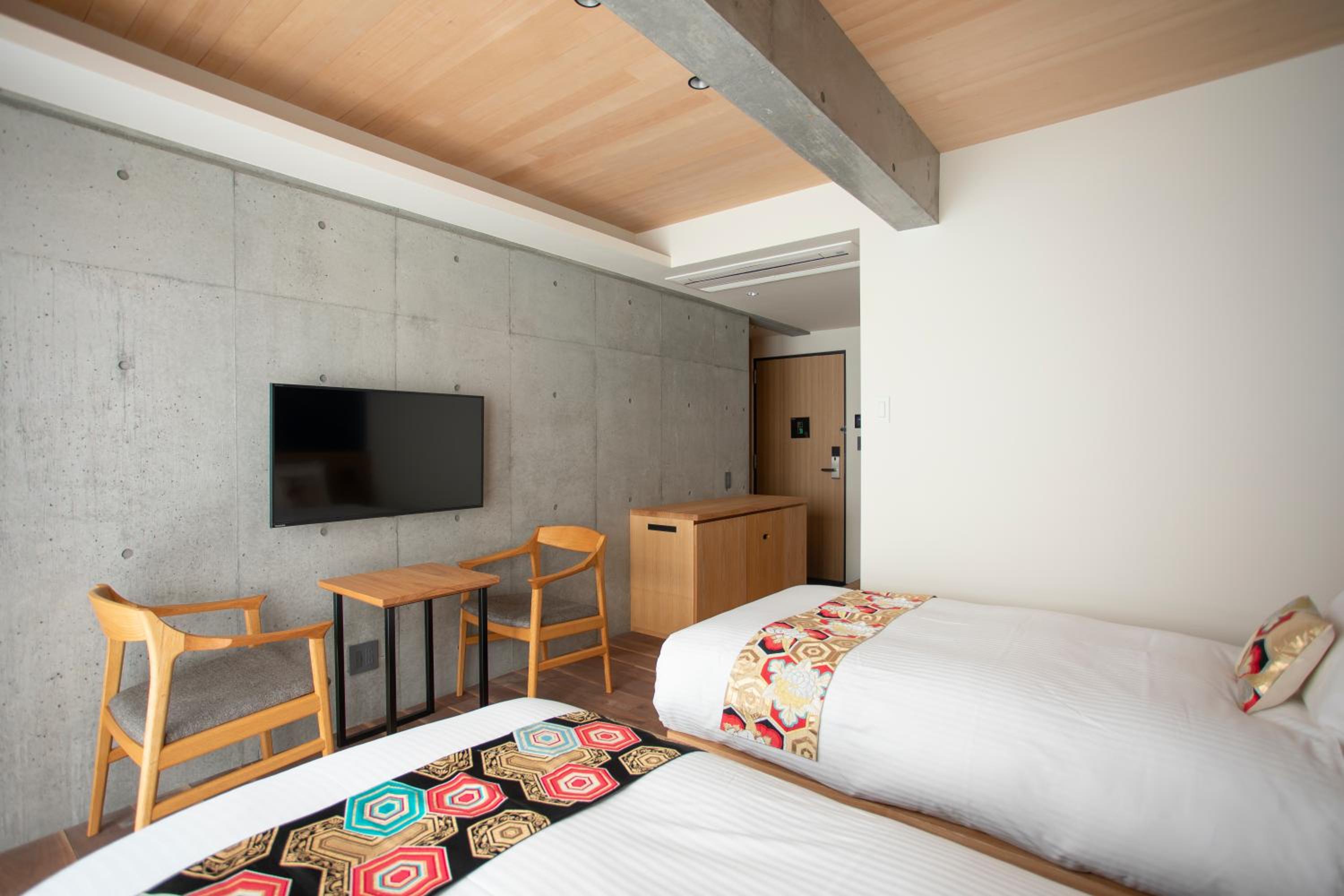 Twin Room with Shower - Non-Smoking - Photo 8