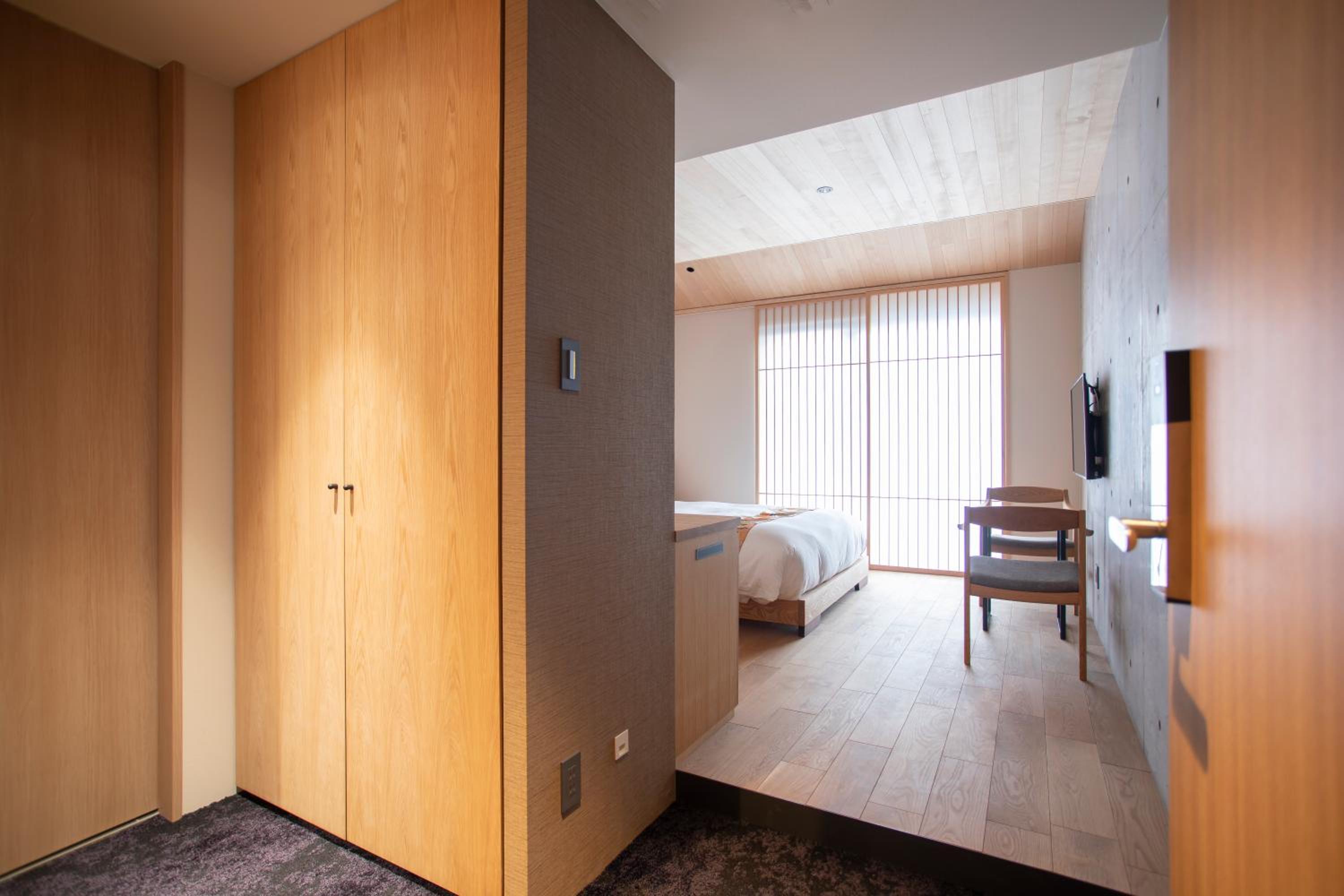 Queen Room with Shower - Non-Smoking - Photo 8